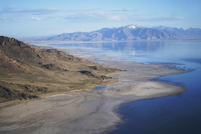 Usualmente el Great Salt Lake crece en medio metro (2 pies) en la primavera, cuando crecen los ríos que desembocan en él. Este año, las vertientes causaron un aumento de apenas 15 centímetros (6 pulgadas) en su nivel.