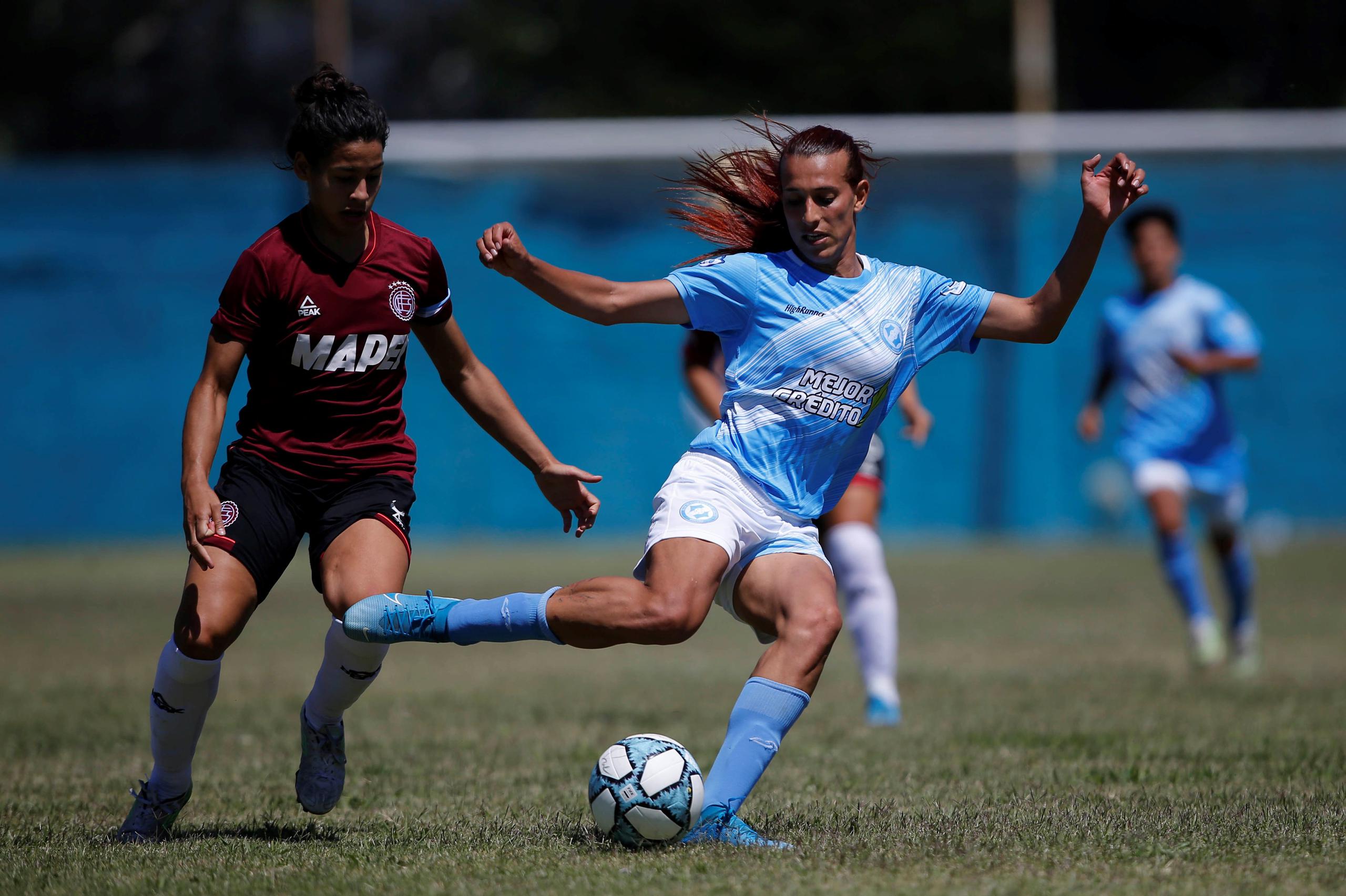 La jugadora argentina transgénero Mara Gómez disputa hoy un balón contra Lanús durante su debut con Villa San Carlos en un partido oficial por la Liga femenina en Berisso, Buenos Aires.