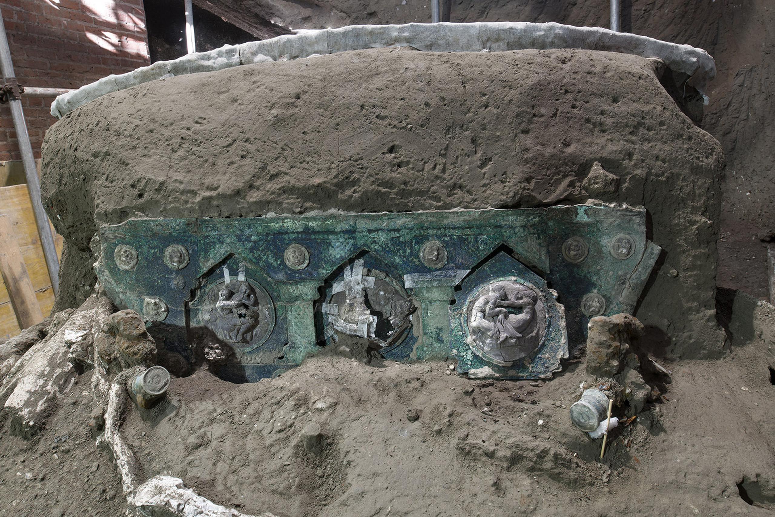 Vista de un carro con sus elementos de hierro, decoraciones de bronce y restos de madera mineralizada hallado en Civita Giuliana, al norte de Pompeya.