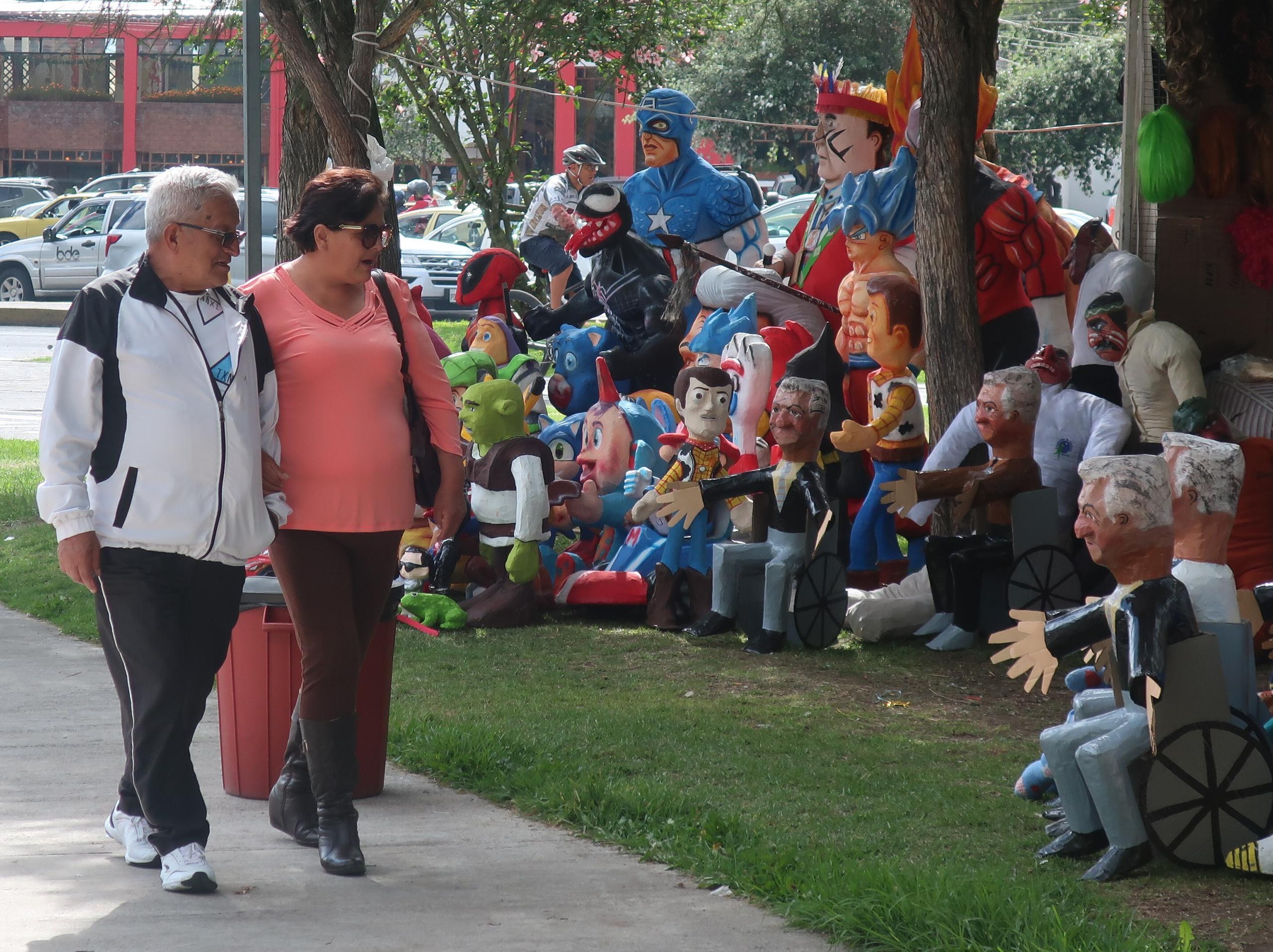 Una pareja observa varios muñecos de ""Año Viejo"" exhibidos para su venta en una calle de Quito (Ecuador), en una imagen de archivo. EFE/ Juan Francisco Chávez
