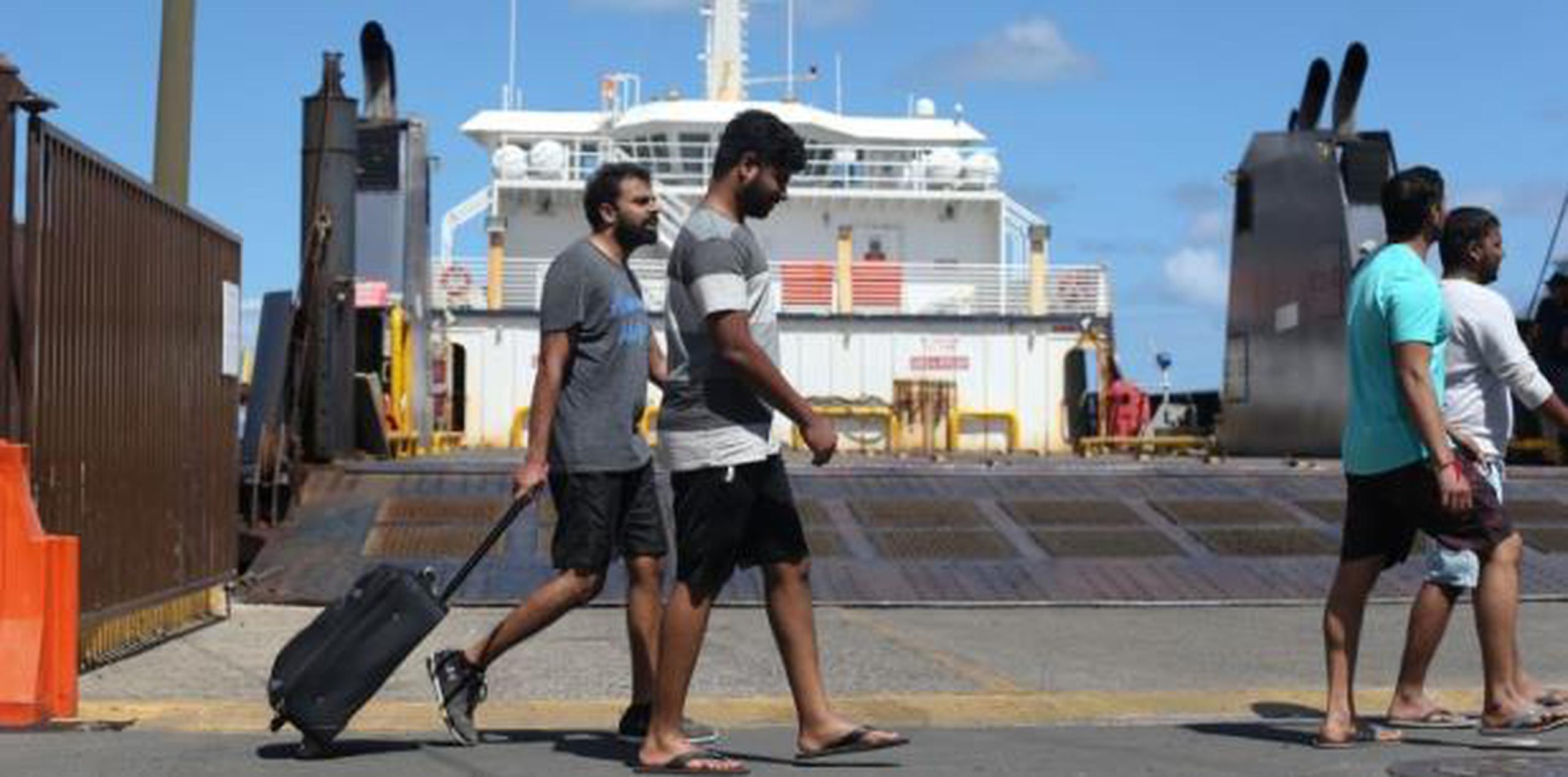A través de las redes sociales, los pasajeros relataron su odisea de estar horas en la espera de una embarcación que los regresara hasta sus hogares . (teresa.canino@gfrmedia.com)
