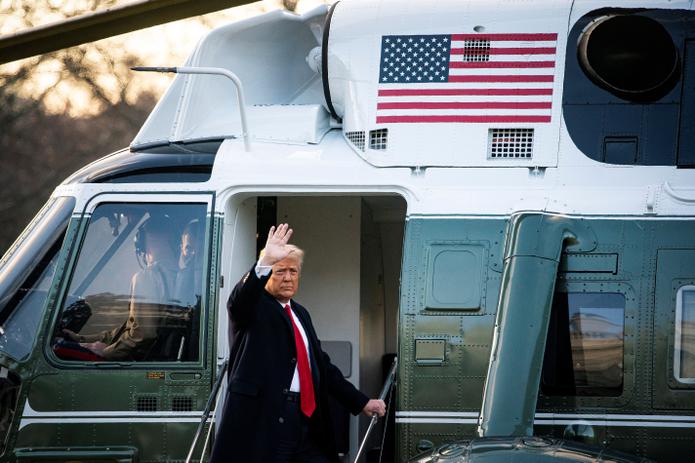 El presidente de los Estados Unidos, Donald J. Trump, sube al Marine One en el jardín sur después de salir de la Casa Blanca por última vez.