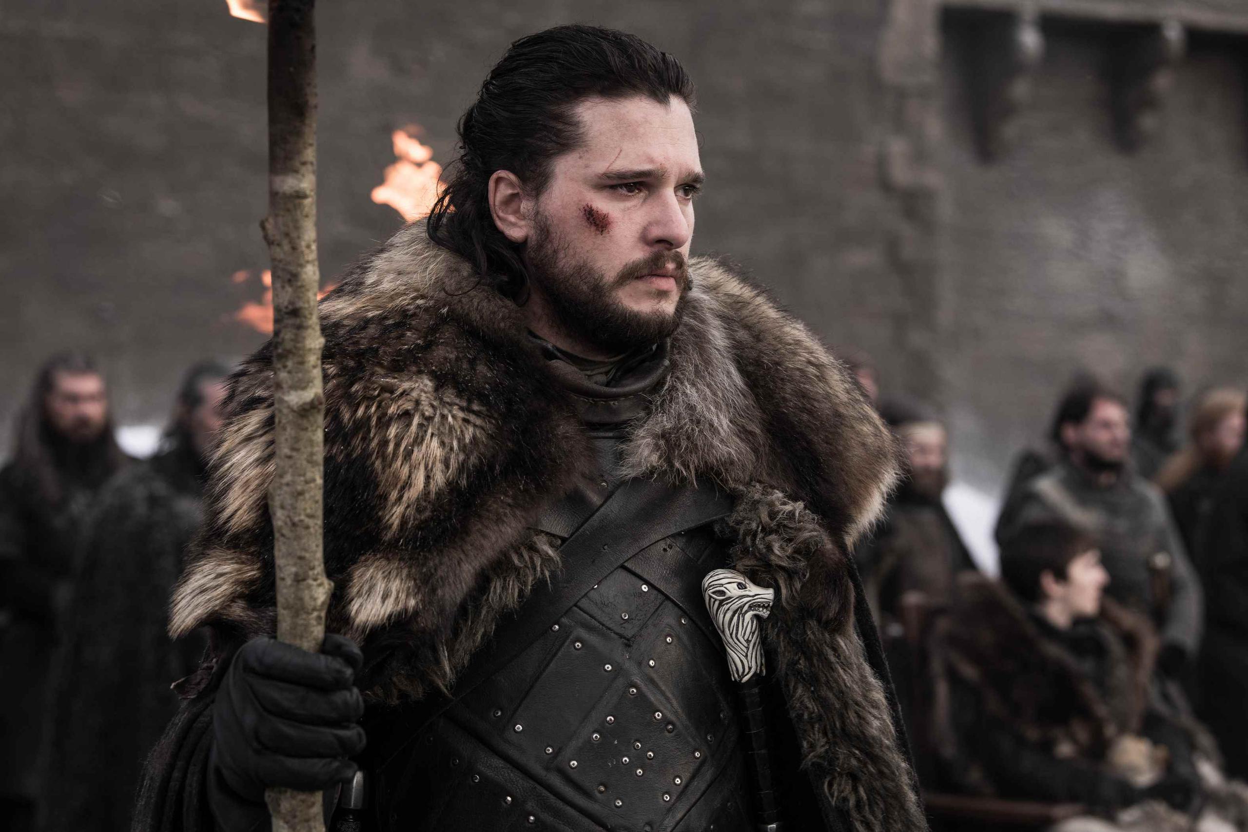 Jon Snow, con antorcha en mano, antes de quemar los cuerpos de los fallecidos en combate. (Helen Sloan/ HBO)