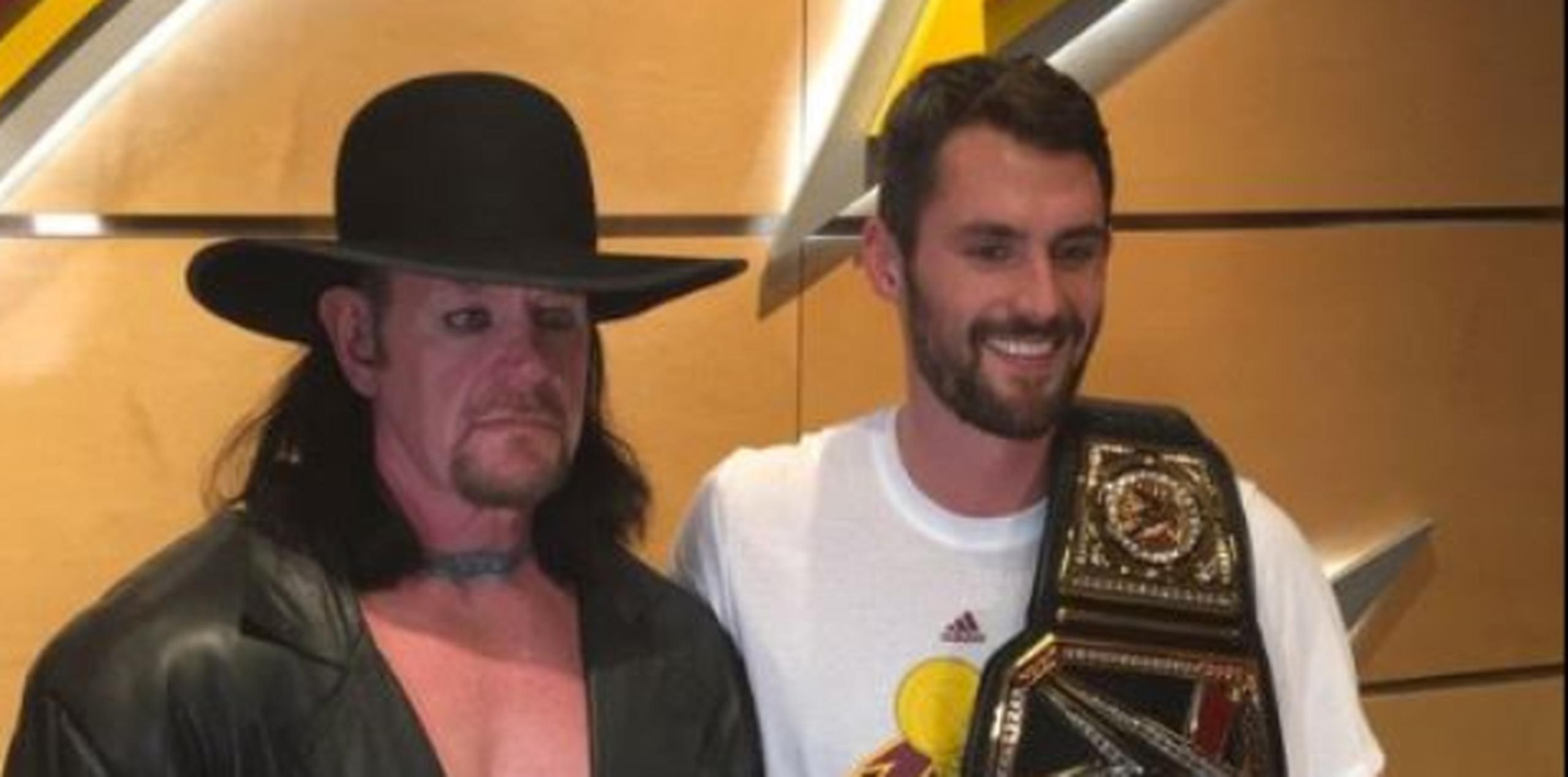 El Undertaker junto a Kevin Love. (Foto/Twitter)