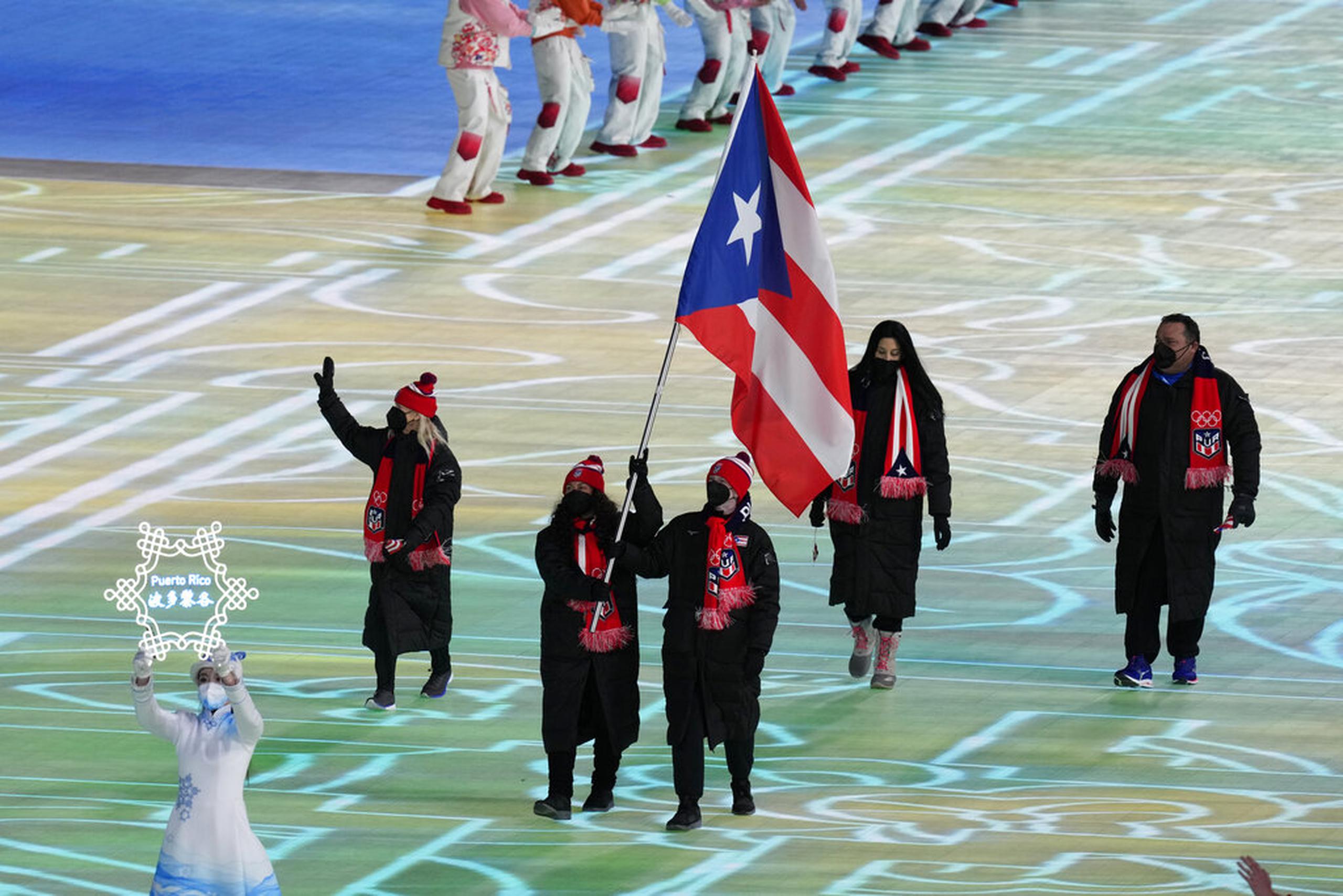 Kellie Delka y William Flaherty cargaron la bandera de Puerto Rico en el desfile inaugural de los Juegos Olímpicos de Invierno el 4 de febrero de 2022, en Pekín.
