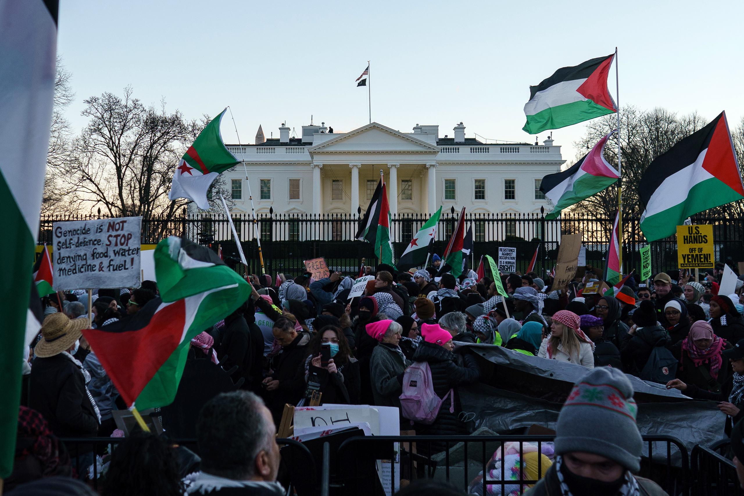 Ondeando banderas de Palestina, pañuelos y carteles, la multitud se congregó en el centro de Washington, en la plaza Freedom, a pocas cuadras de la Casa Blanca.