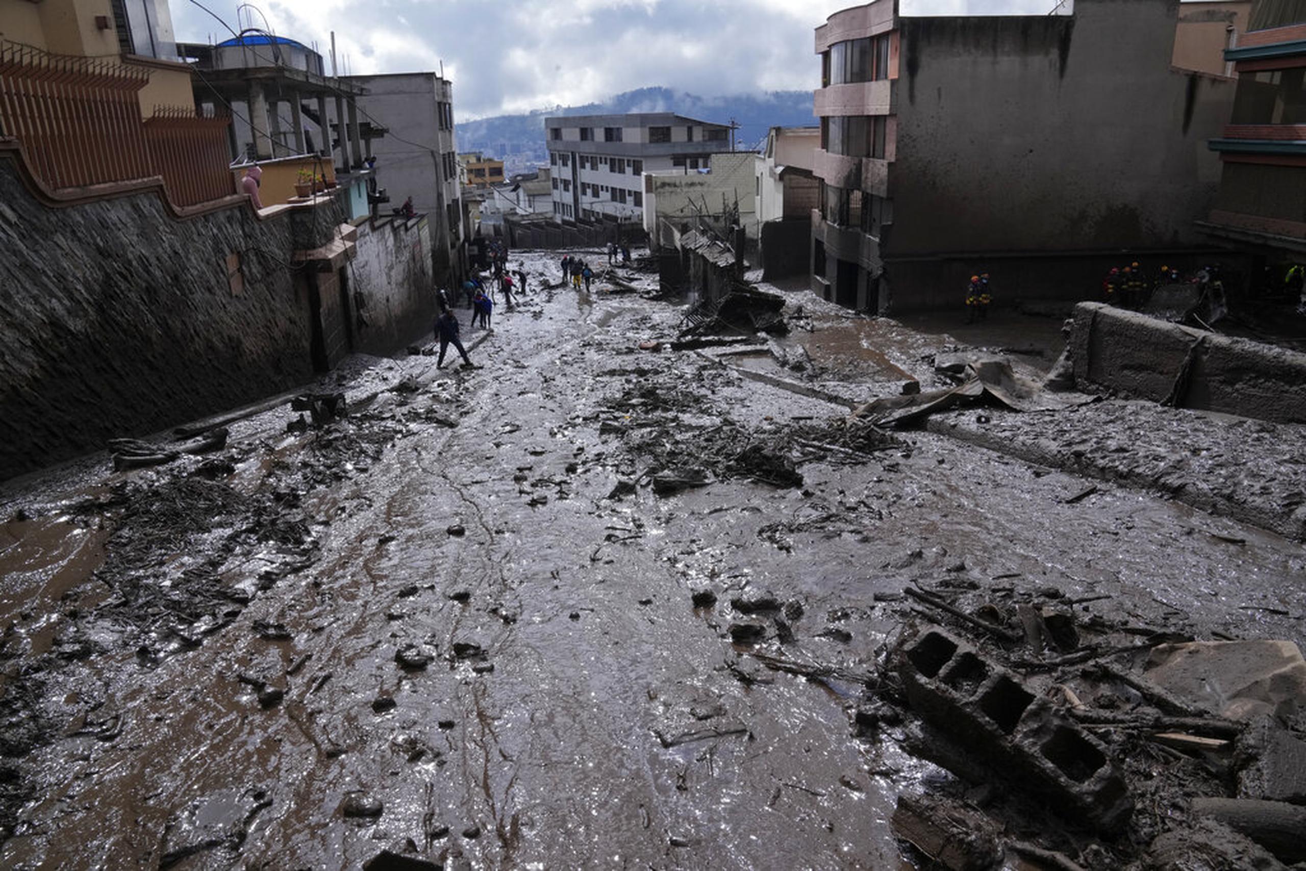 El lodo llena una calle después de que una ladera debilitada por la lluvia colapsara y trajera olas de lodo sobre el área de La Gasca en Quito, Ecuador, el 1 de febrero de 2022.