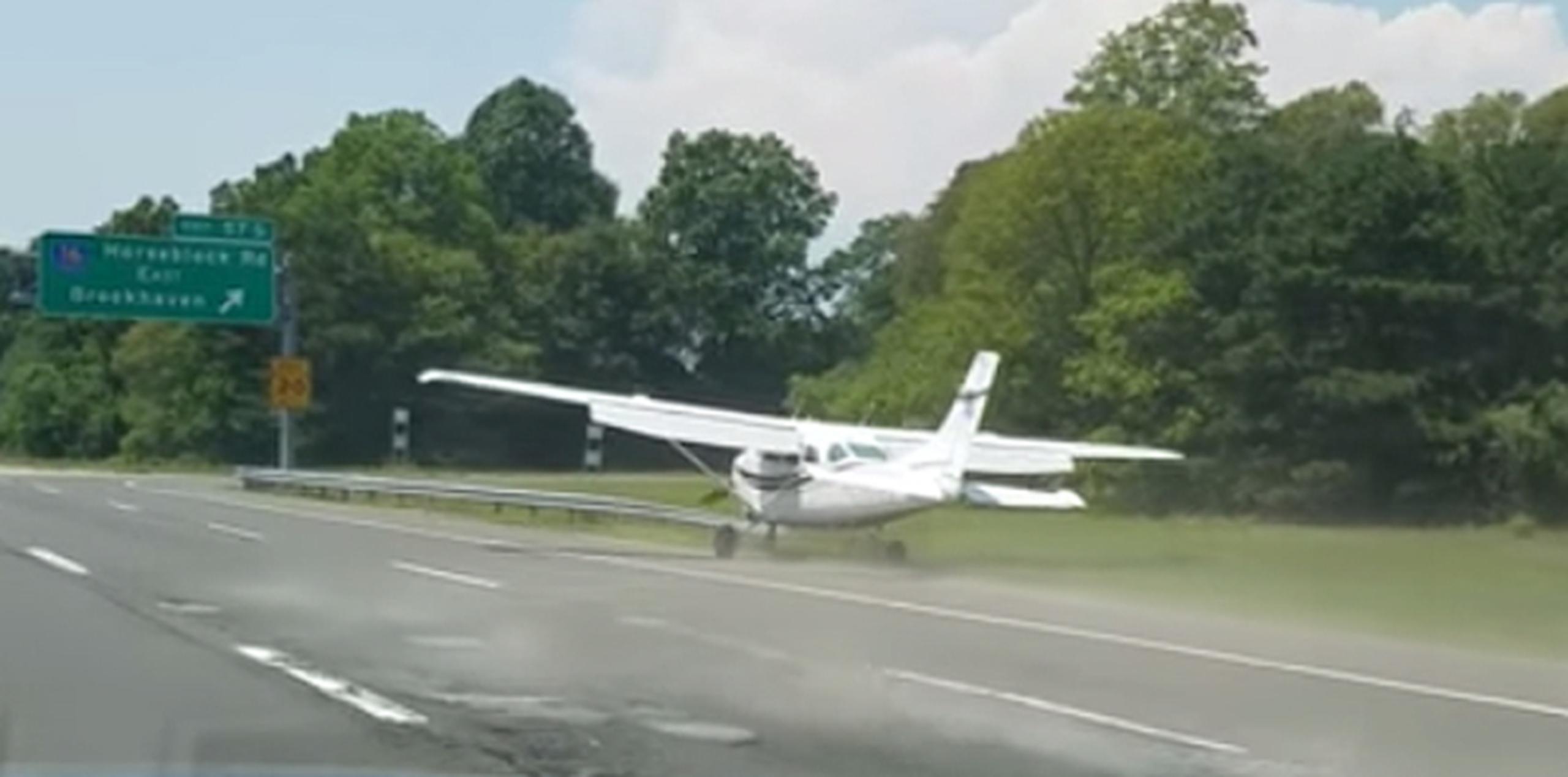 El piloto, incluso, tuvo que pasar por debajo de un puente. (YouTube / Thomas Lupski)