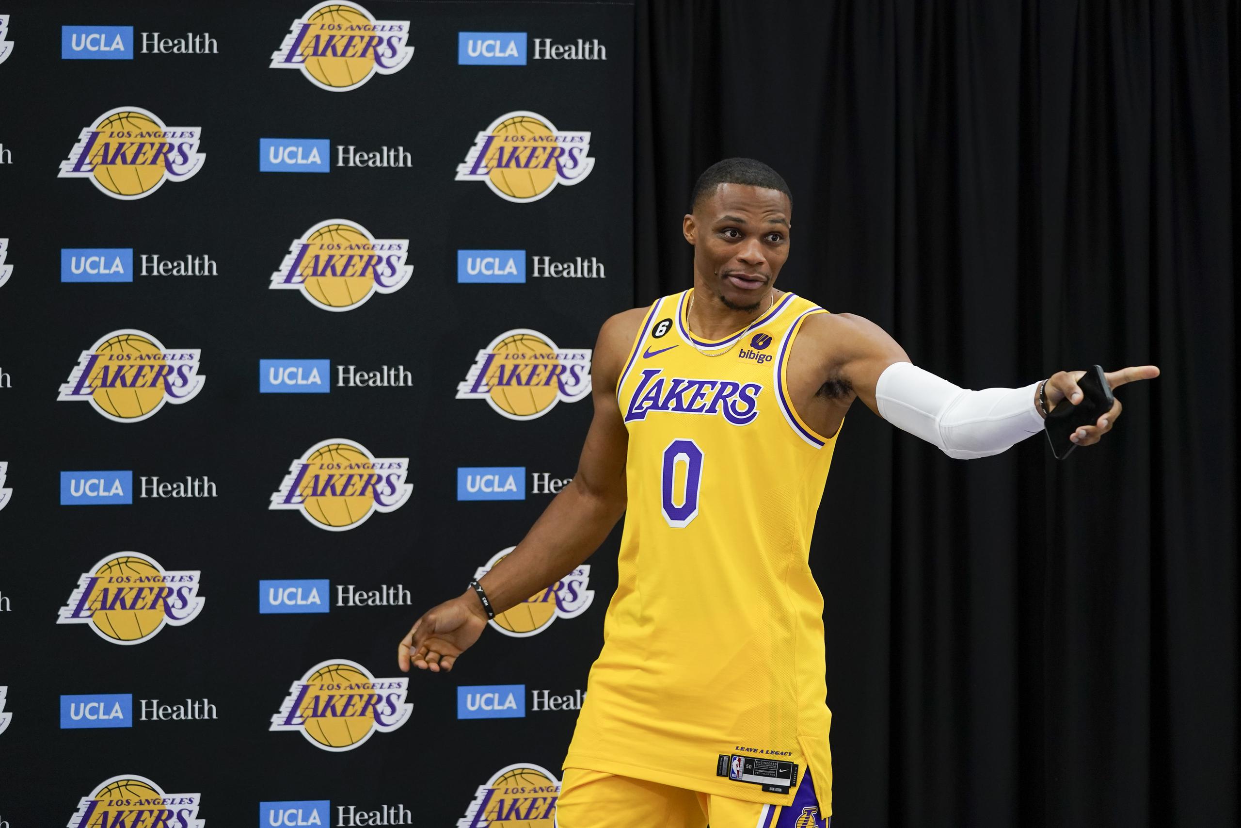 Russell Westbrook  de los Lakers de Los Ángeles llega a la conferencia de prensa en el día de medios del lunes 26 de septiembre del 2022. (AP Foto/Jae C. Hong)