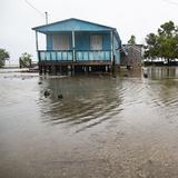 Marejada de la tormenta Isaías inunda patios en Guayanilla