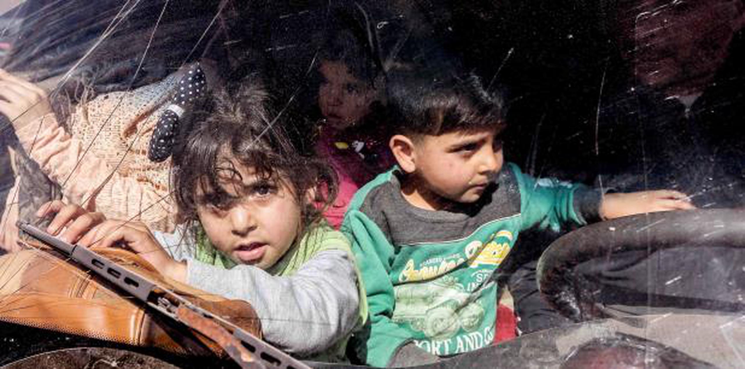 Varios niños sirios esperan a ser evacuados de un campo de refugiados. Unas 4,000 personas han sufrido mutilaciones en el noreste de Siria, la gran mayoría niños. (EFE)