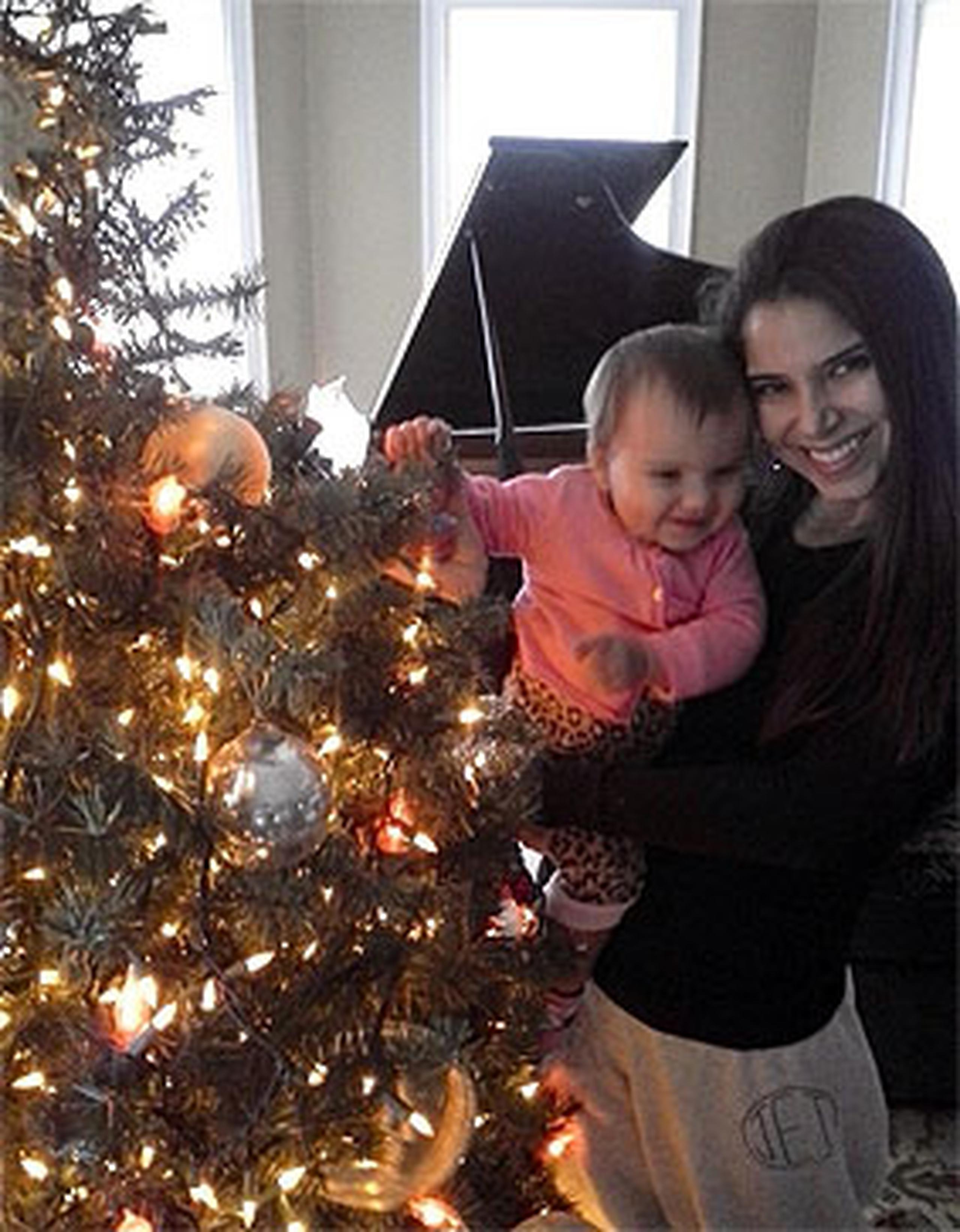 La unigénita de Roselyn, Sebella Rose Winter, la ayudó a poner el árbol de Navidad en su nueva casa en Atlanta, donde se graba “Devious Maids”.
