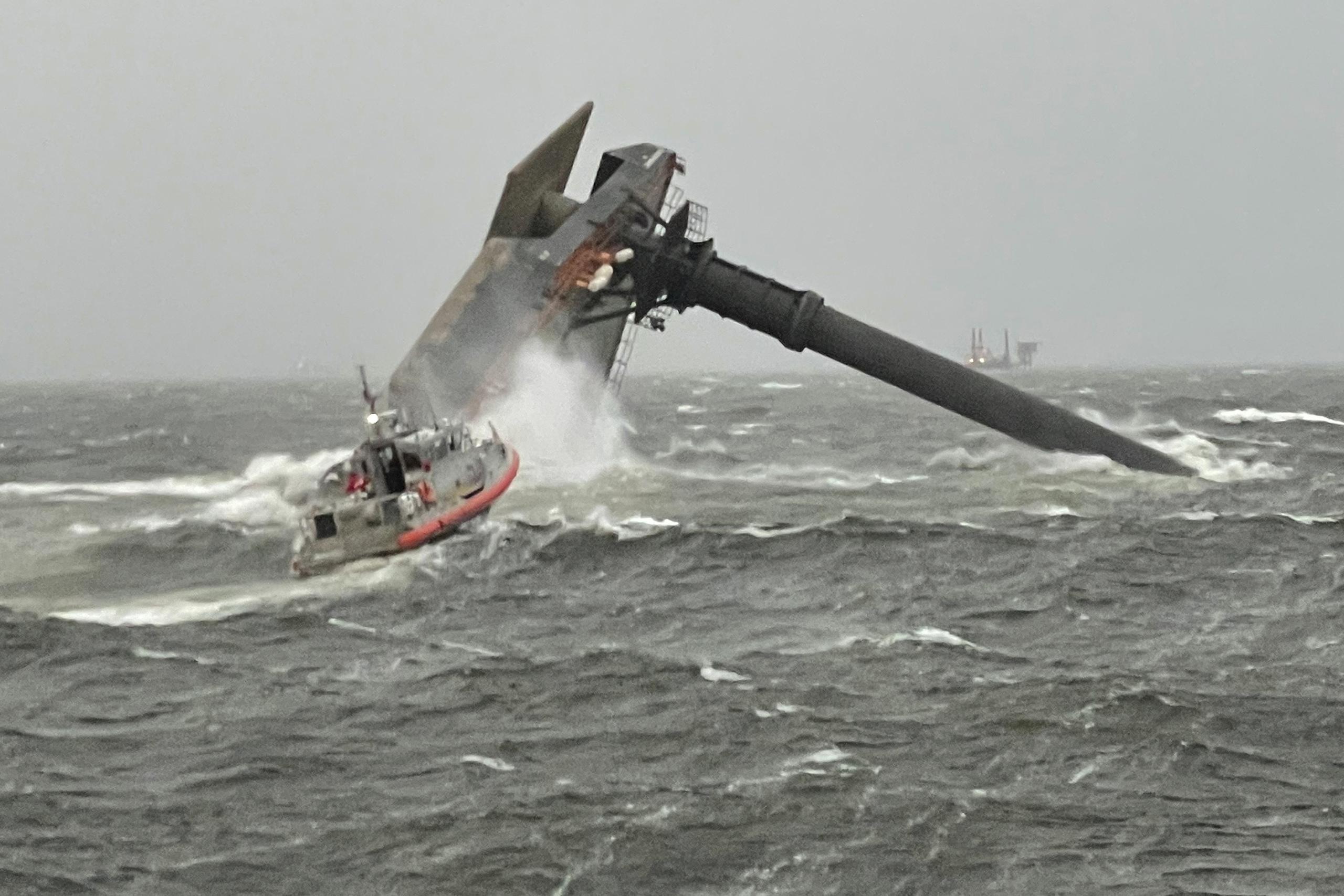 La Guardia Costera y otras embarcaciones rescataron a seis personas el martes por la noche.