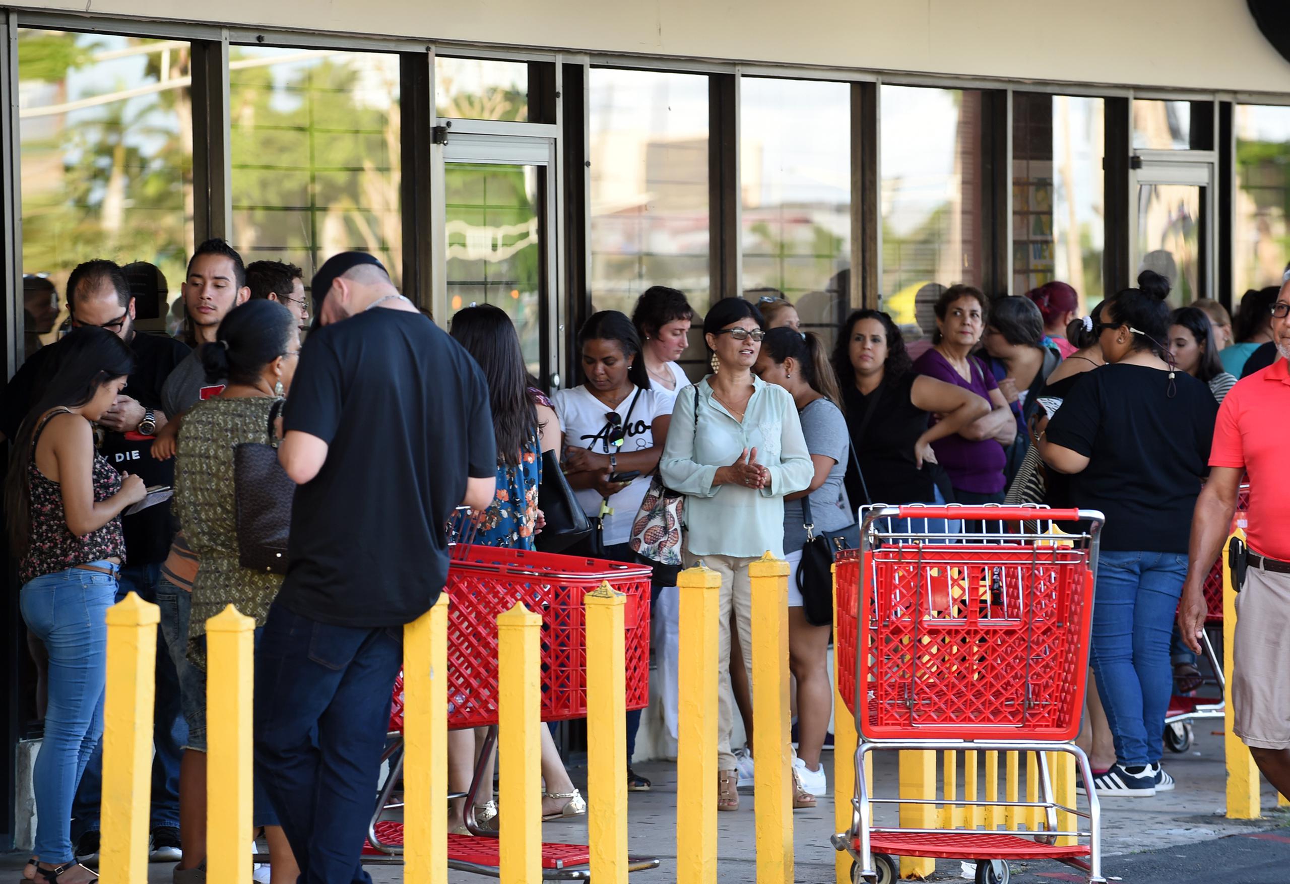 Minutos antes que dieran las 5:00 p.m. la fila llegaba al supermercado Pueblo. (andre.kang@gfrmedia.com)