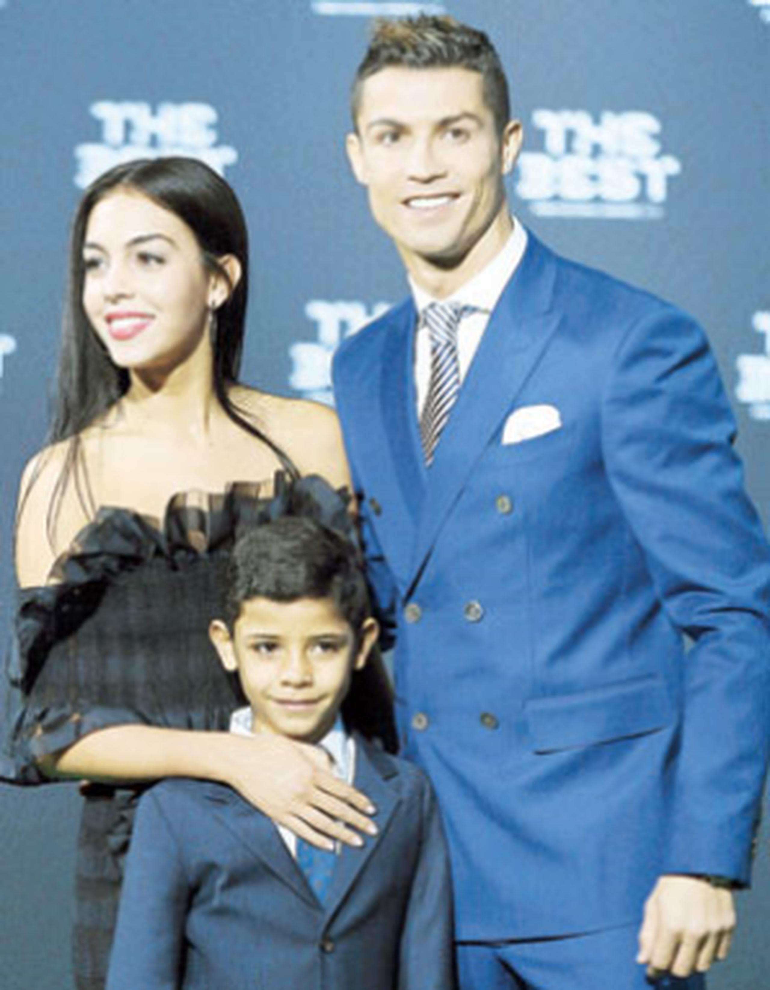 Ronaldo, que mantiene actualmente una relación con la modelo española Georgina Rodríguez, de 23 años, ya tuvo un hijo, Cristiano Jr, en 2010, en circunstancias similares. (Archivo)