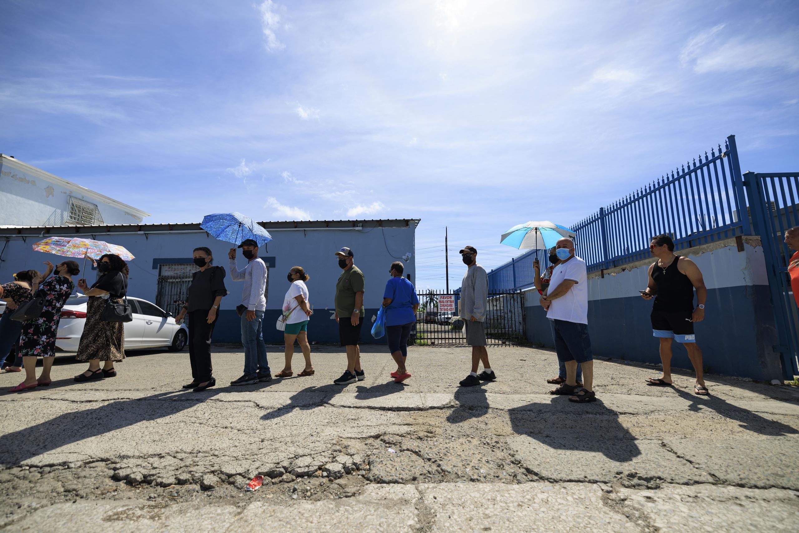 Esta mañana, decenas de personas hacían fila en la hielera Tropical City Industries en la avenida Hostos en Ponce. Los clientes solo podían llevarse dos bolsas por persona.