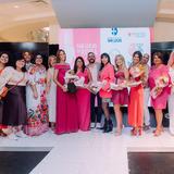 Sobrevivientes y pacientes de cáncer de seno desfilan en el San Lucas de Rosa Fashion Show