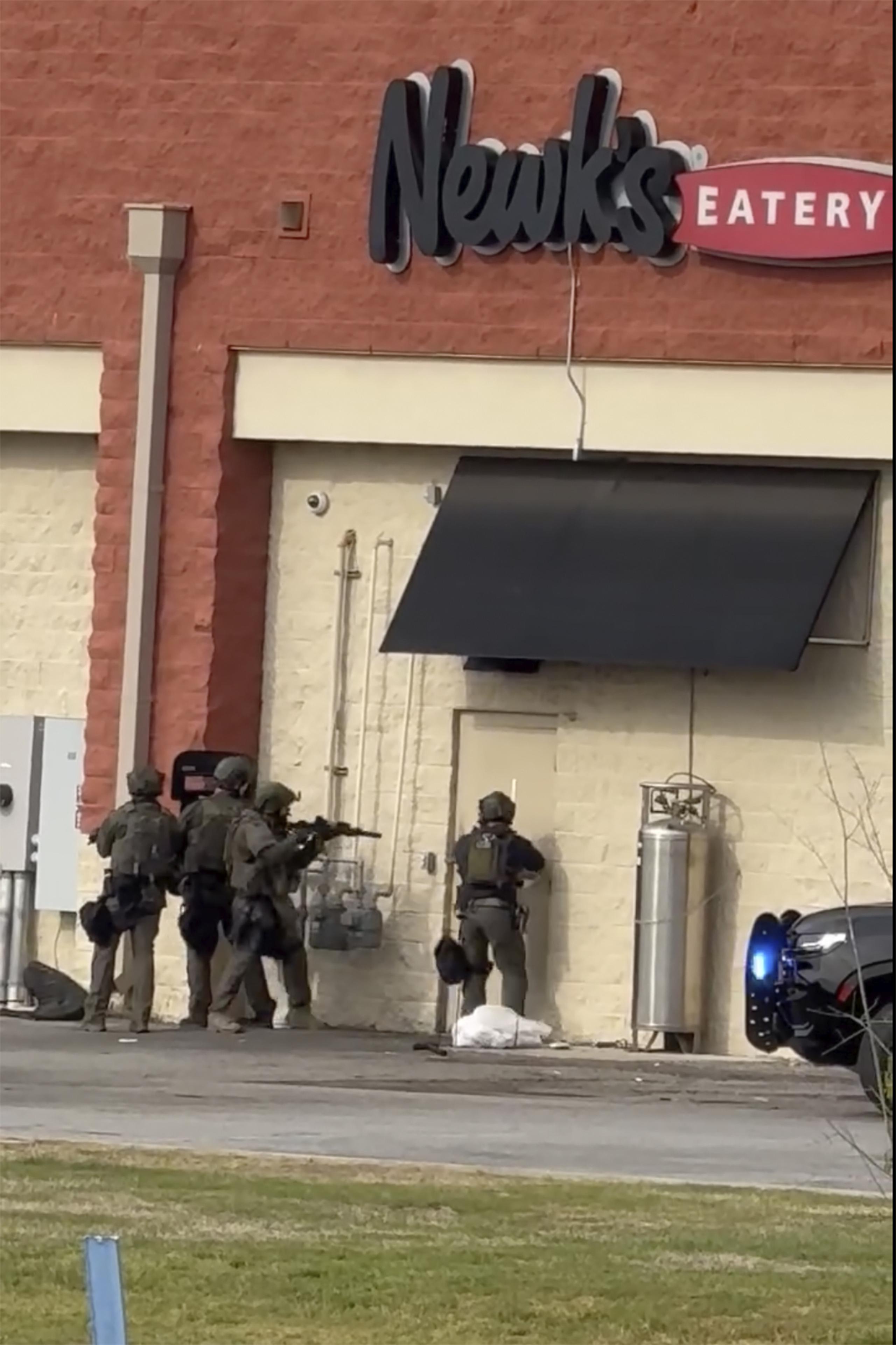 La Policía respondiendo al incidente en el Lewis Crossing Shopping Center, en Conway, Arkansas. Foto cedida por Tamekah Michelle.