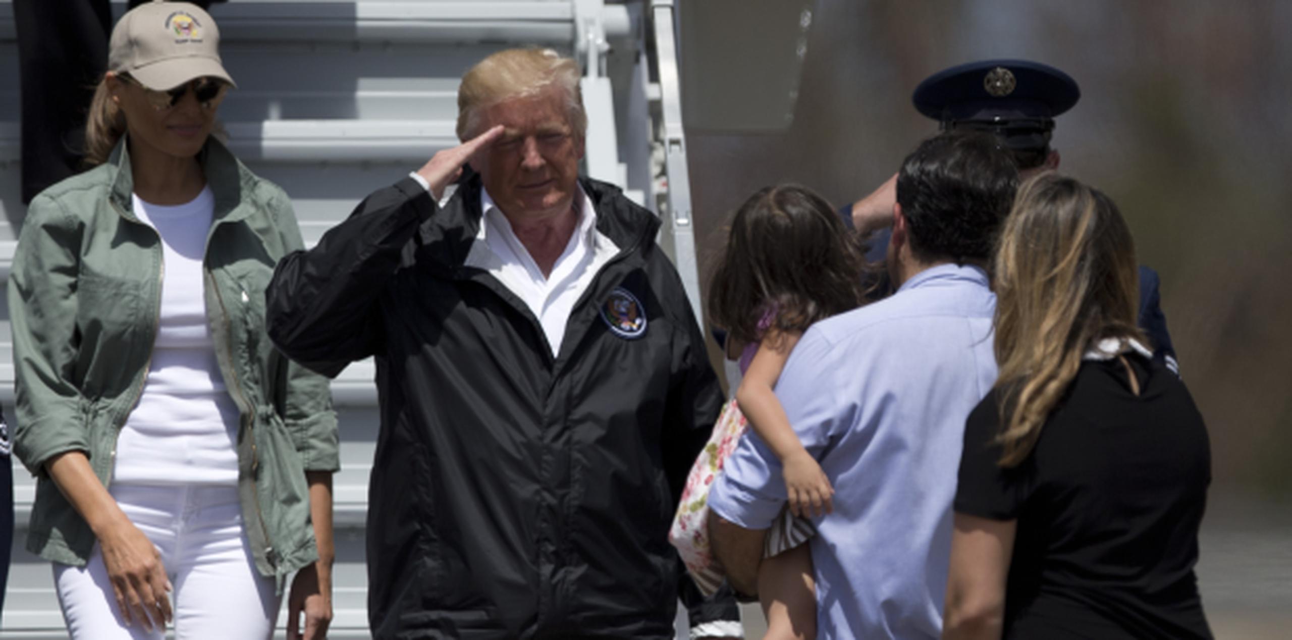 El presidente saluda a la Primera Familia de Puerto Rico tras llegar en Air Force One. (xavier.araujo@gfrmedia.com)