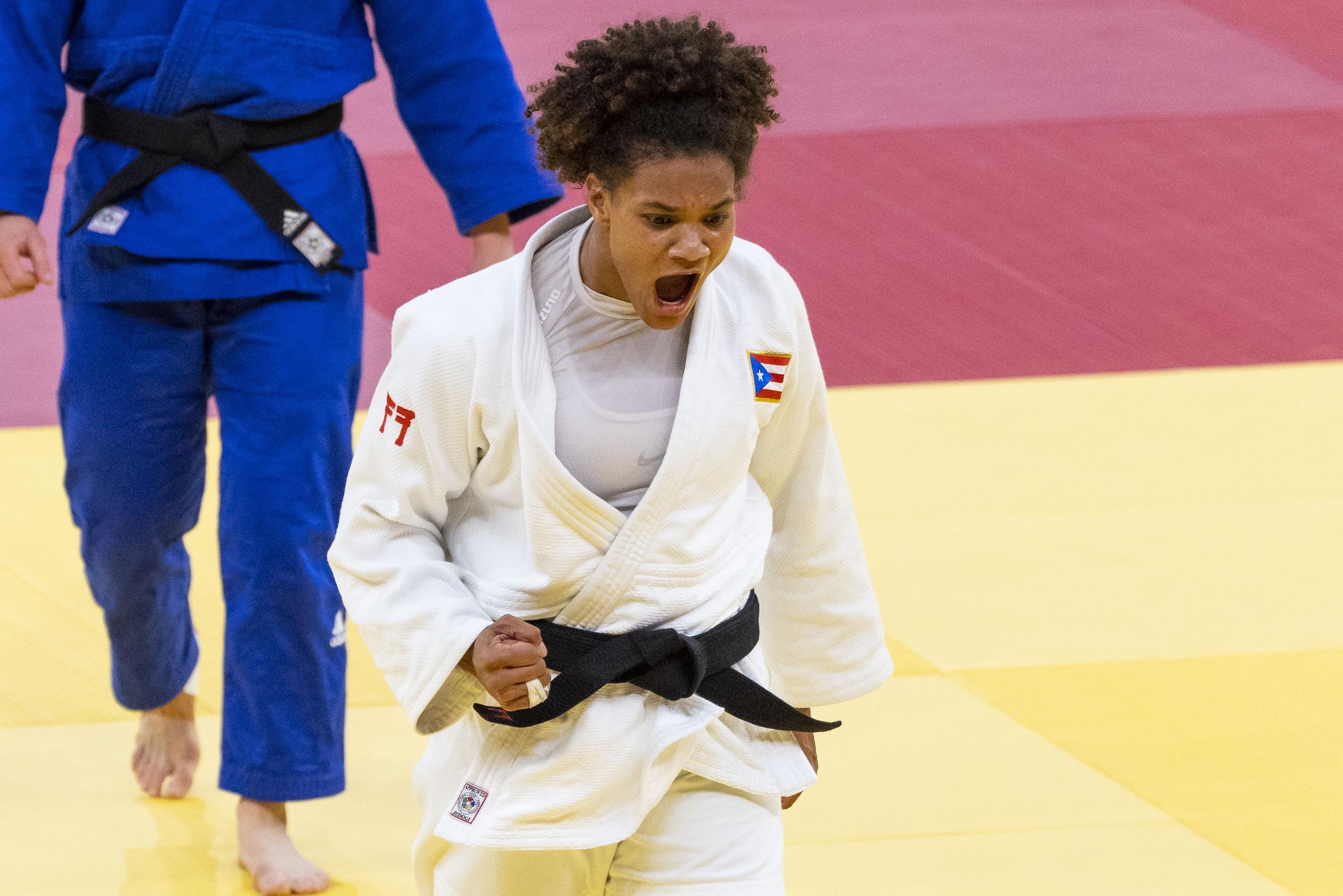 La judoca boricua María Pérez celebra su victoria en primera ronda sobre la británica Gemma Howell. Pérez fue la segunda atleta boricua en lograr avanzar de ronda en Tokio.