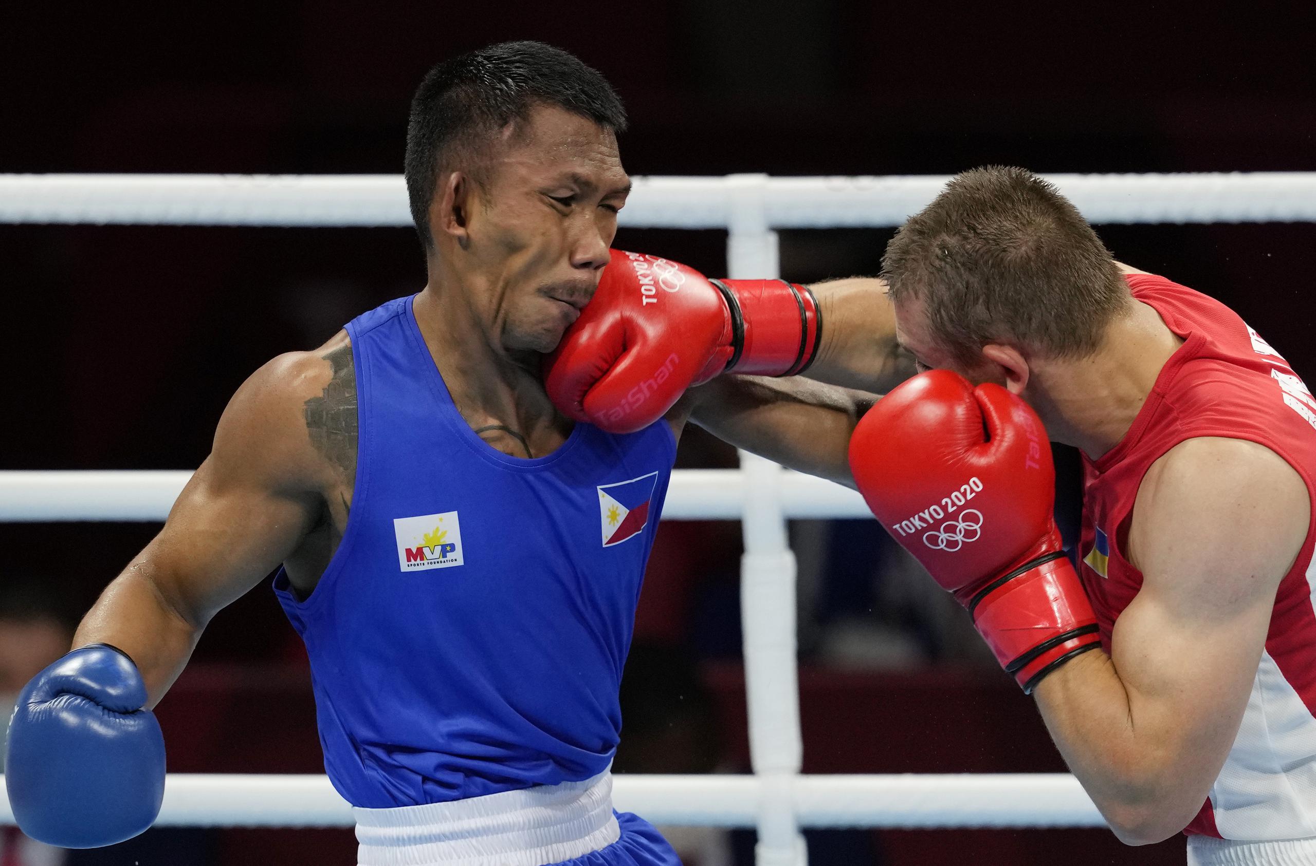 El filipino Eumir Marcial recibe un golpe del ucraniano Oleksandr Khyzhniak durante la semifinal de los Juegos Olímpicos de Tokio,