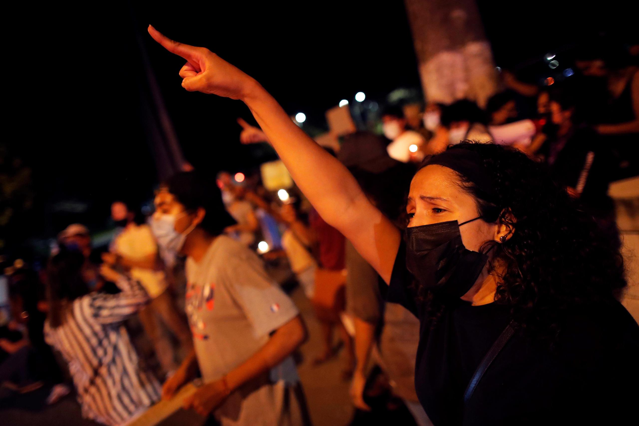 Un grupo de manifestantes fue registrado este viernes al protestar y frente a la sede de la Secretaría Nacional de Niñez, Adolescencia y Familia (Senniaf), en Ciudad Panamá (Panamá).