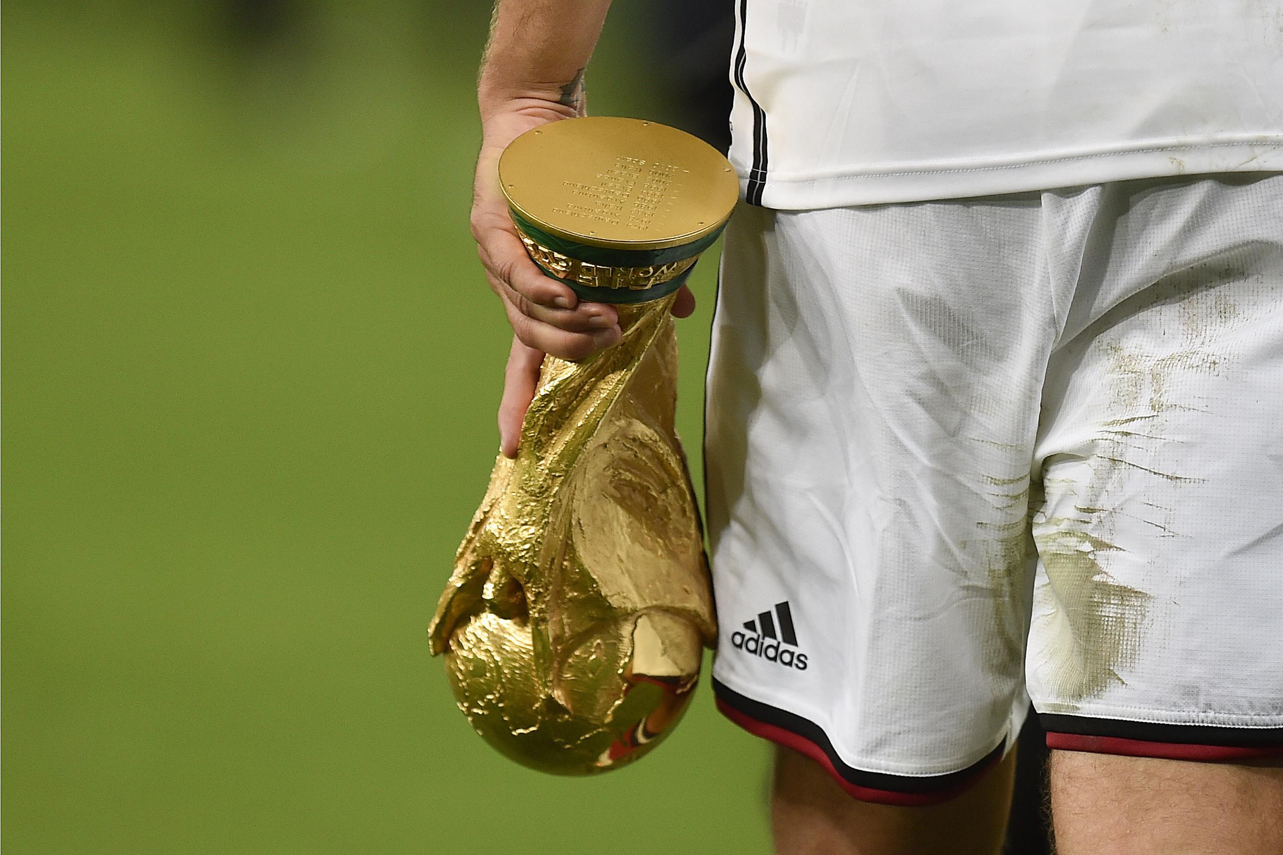El delantero alemán Lukas Podolski se retira de la cancha con el trofeo de la Copa Mundial tras vencer a Argentina en la final, el 13 de julio de 2014, en Río de Janeiro.