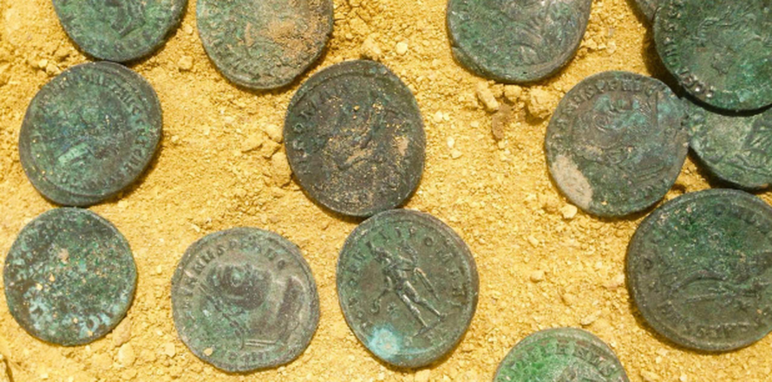 Se cree que las monedas estaban recién acuñadas y probablemente estarían guardadas para pagar a soldados o funcionarios de la época. (City Council of Tomares via AP)