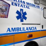 Turista es hospitalizado con lesiones de gravedad tras chocar con poste y árbol en Rincón