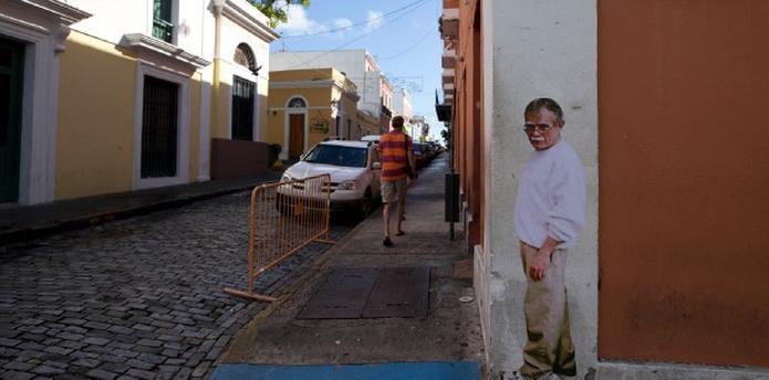 Una de las dos imágenes colocadas en Viejo San Juan permanece intacta en la esquina de las calles San Sebastián y San José. (teresa.canino@gfrmedia.com)