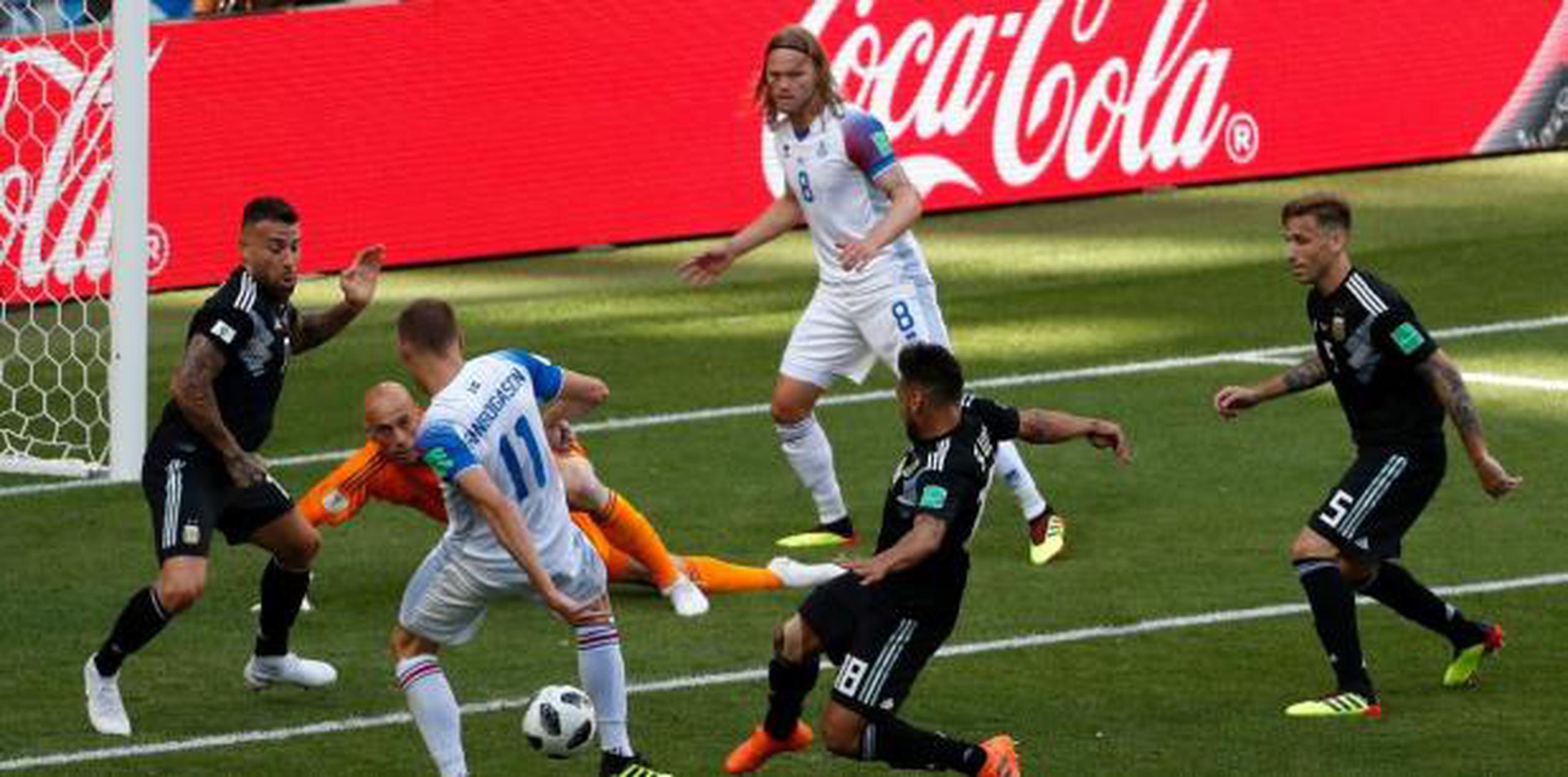 Argentina e Islandia empataron en su primer partido. (AP)