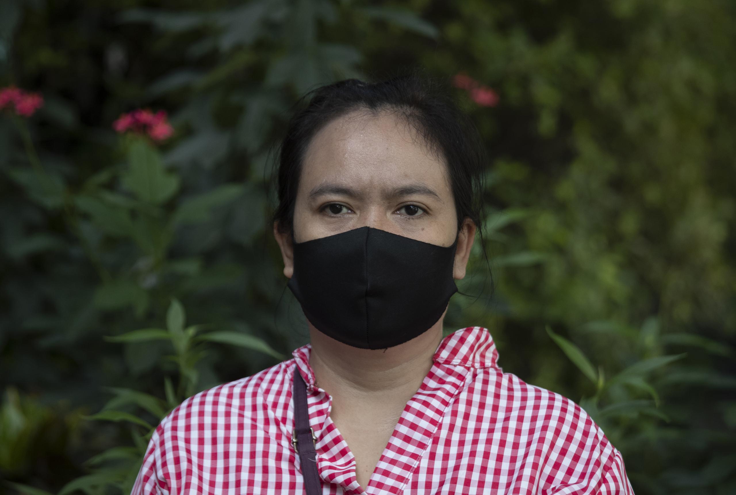 Wannapa Kotabin, asistente de cocina que se quedó sin empleo en Bangkok por el coronavirus, fotografiada durante una entrevista con la Associated Press el 4 de junio del 2020, frente a una oficina del gobierno a la que fue a reclamar un seguro de desempleo. El restaurante donde trabajaba no reabrirá una vez superada la pandemia.