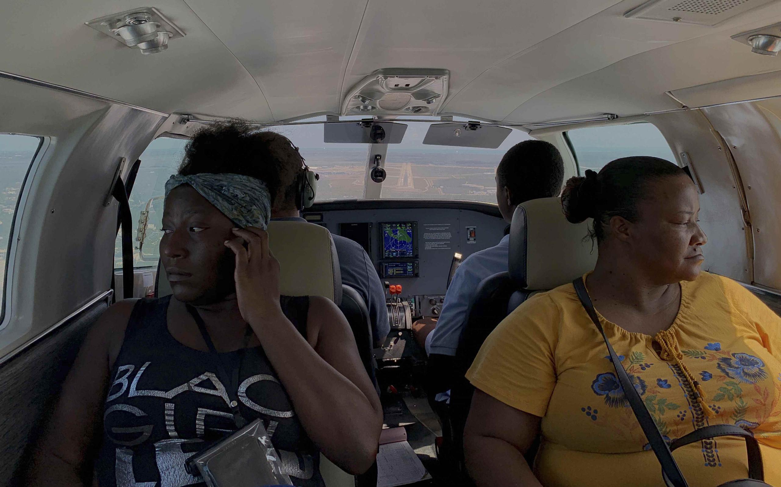 Dimple Lightbourne y su madre Carla Ferguson en un avión antes de aterrizar en Nassau tras ser desalojadas de Ábaco. (AP / Fernando Llano)
