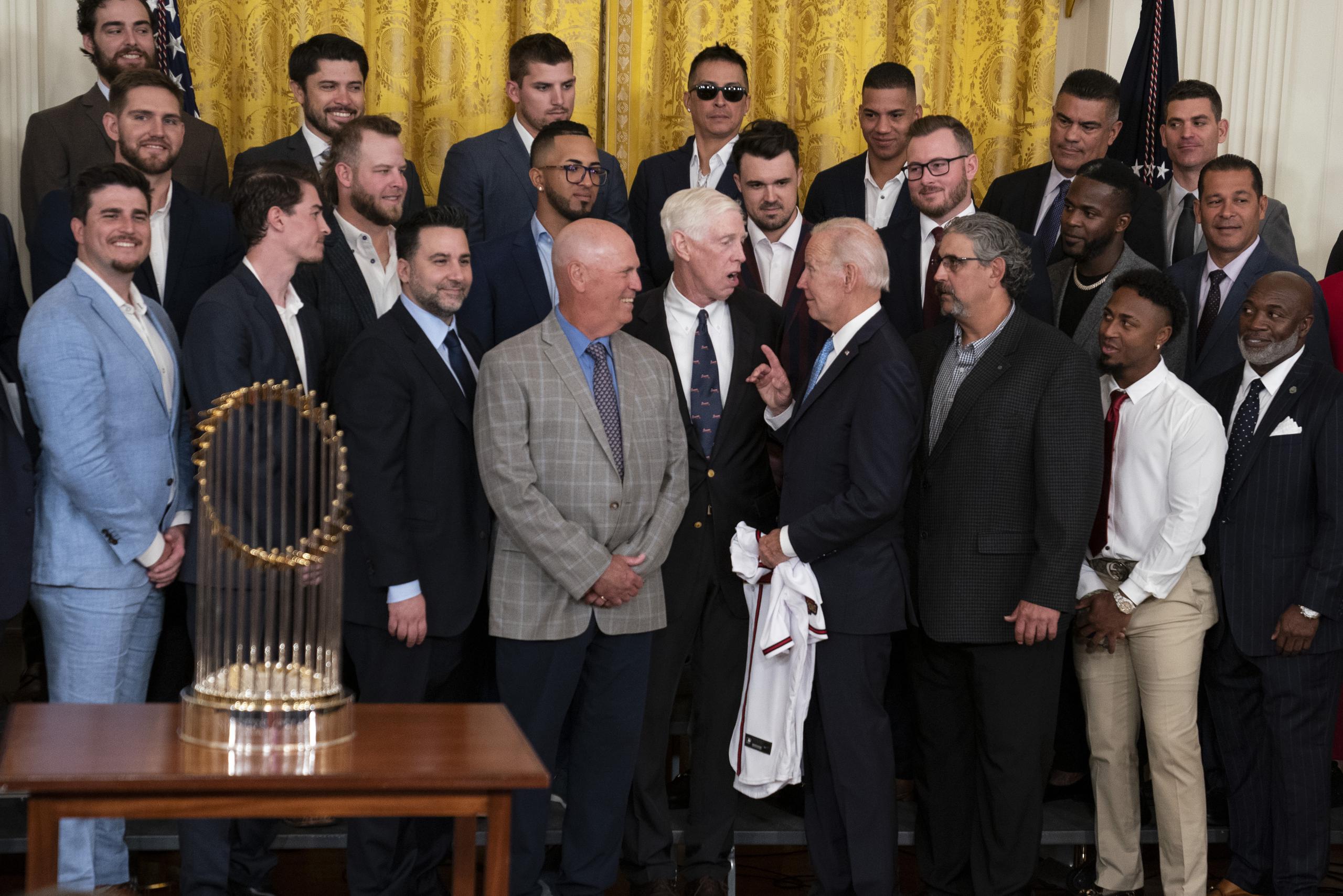El presidente Joe Biden conversa con el dirigente de los Braves, Brian Snitker, antes de posar para una foto junto a todos los integrantes del equipo.