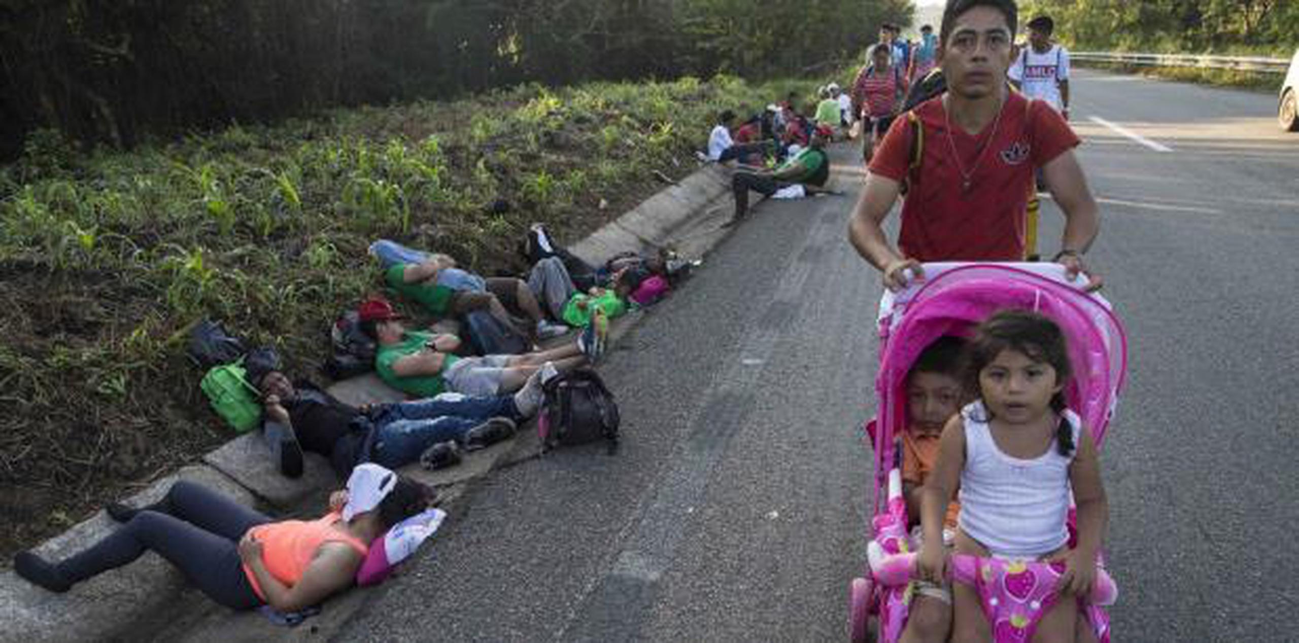 Un migrante centroamericano, Cristian, empuja un coche con sus hijas Karen, de 5 años, y Beiyi, de 4, en su camino hacia Mapastepec, México. (AP / Rodrigo Abd)