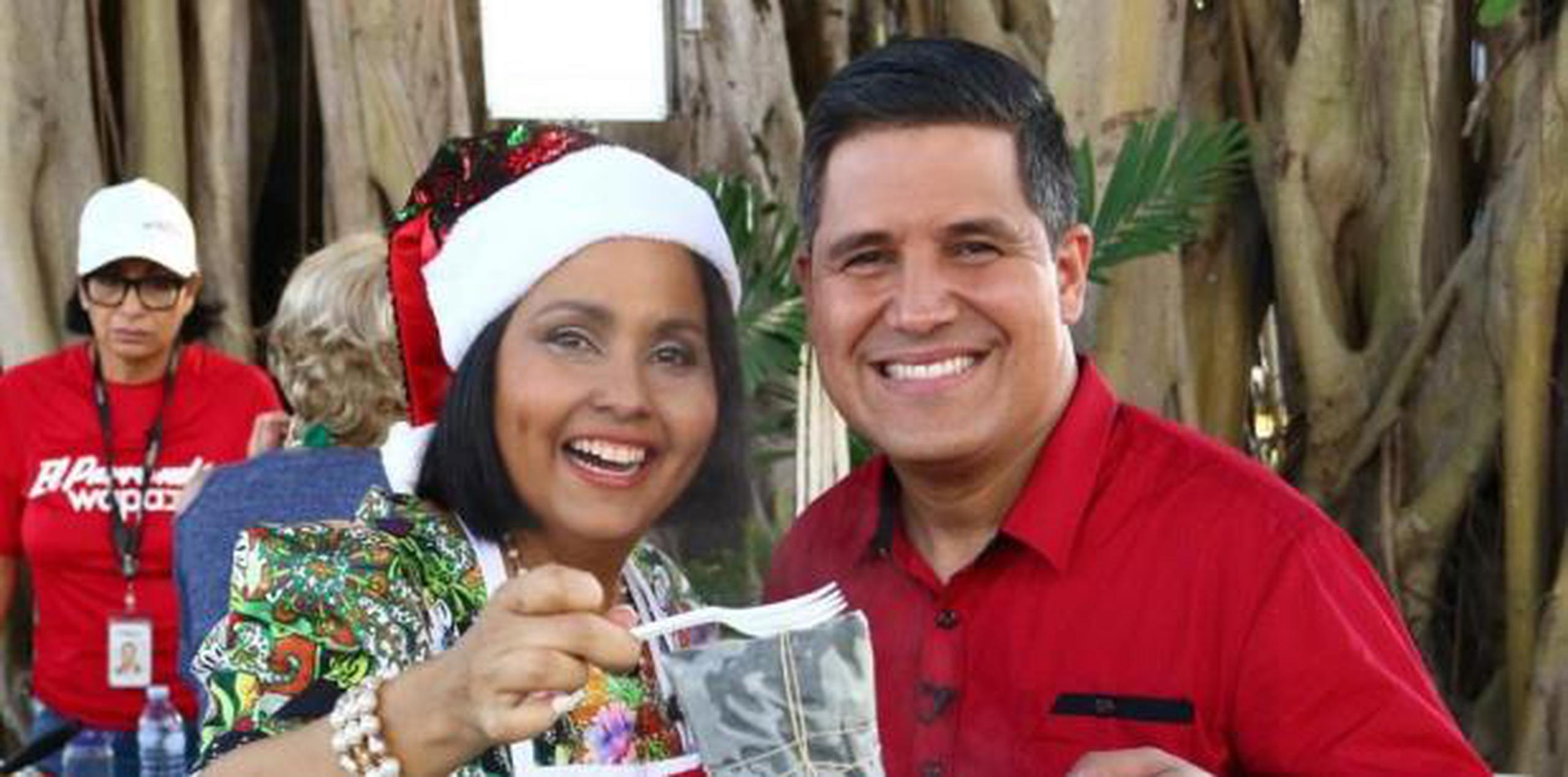 Los periodistas Keylla Hernández y Normando Valentín en la fiesta del inicio de la Navidad de "Noticentro al Amanecer" el pasado 16 de noviembre. (Archivo)