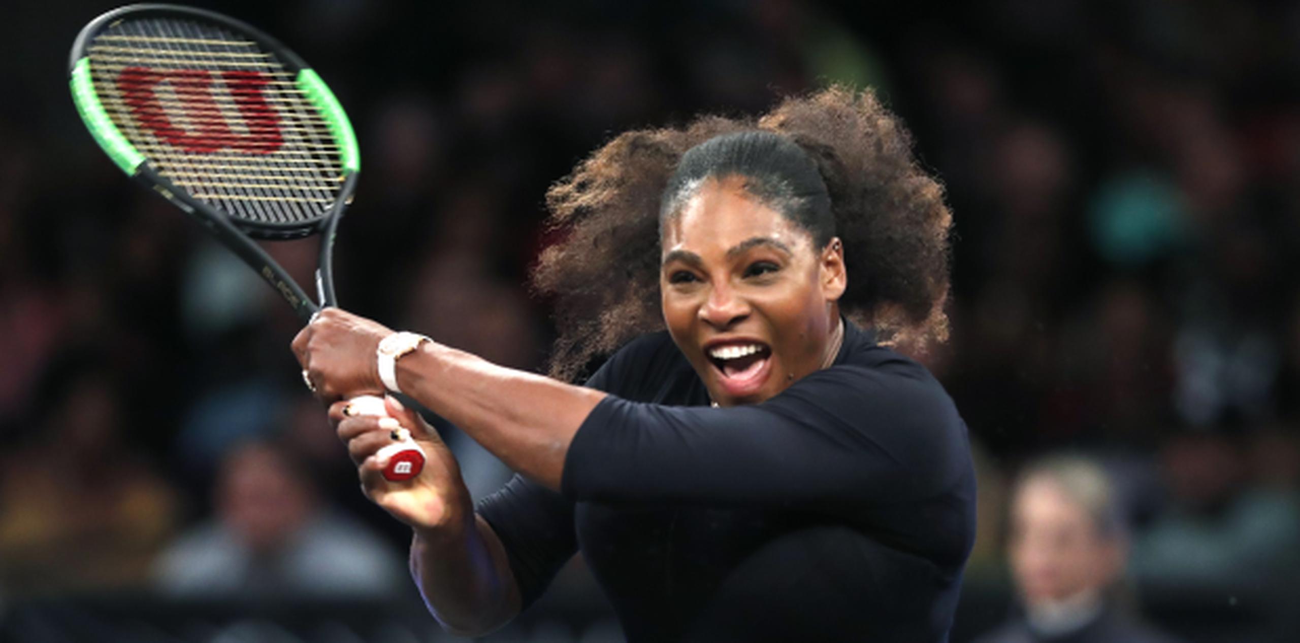 Serena Williams devuelve el tiro de la china Zhang Shuai durante la semifinal del Tie Break Tens en el Madison Square Garden de Nueva York el lunes. (AP)
