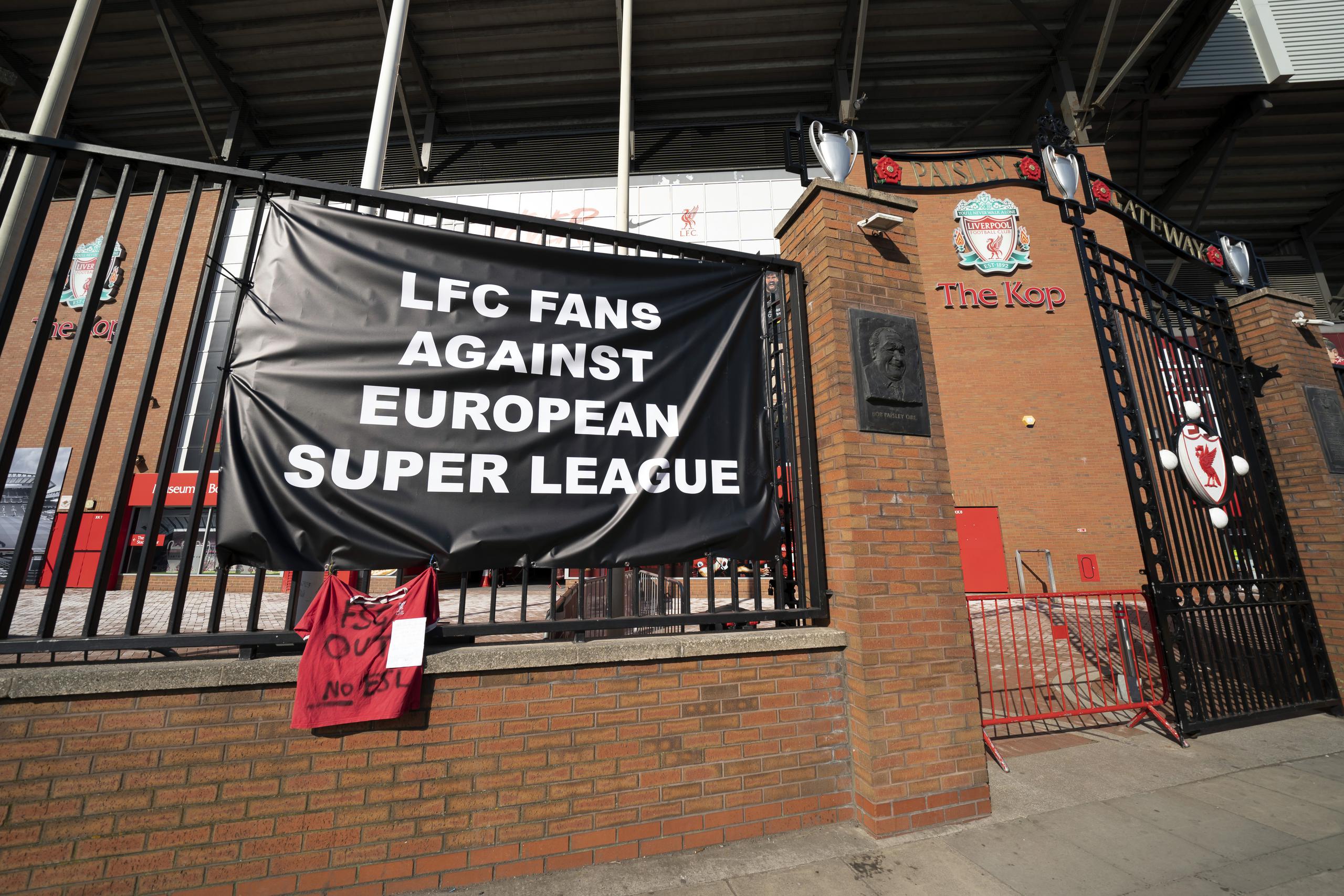 Una pancarta colocada en el exterior del estadio del Liverpool, Anfield, protesta por la formación de la Superliga, en Liverpool, Inglaterra.