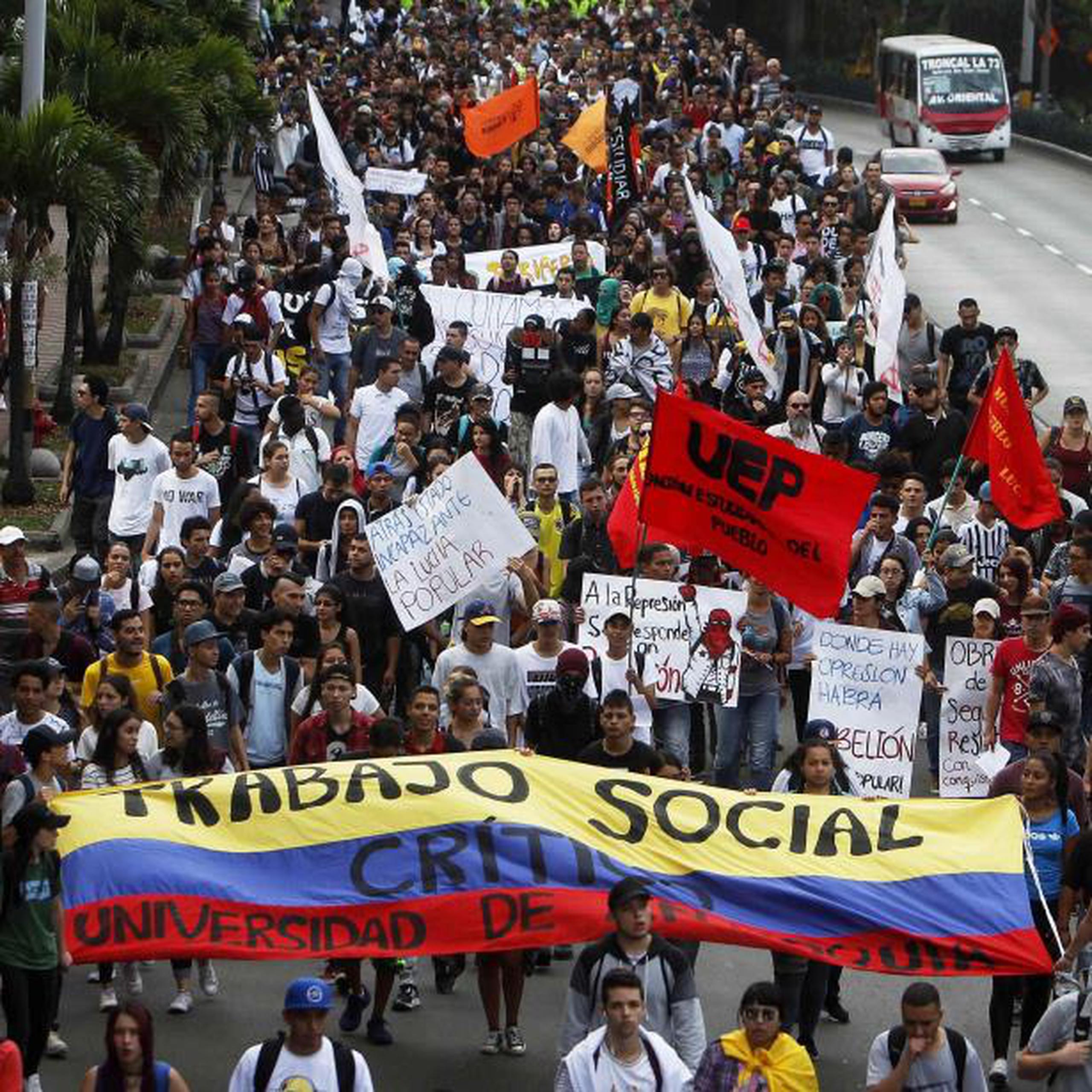 En Bogotá miles de alumnos de universidades púbicas, docentes, indígenas y sindicatos marcharon en forma pacífica desde diferentes partes de la ciudad. (EFE)