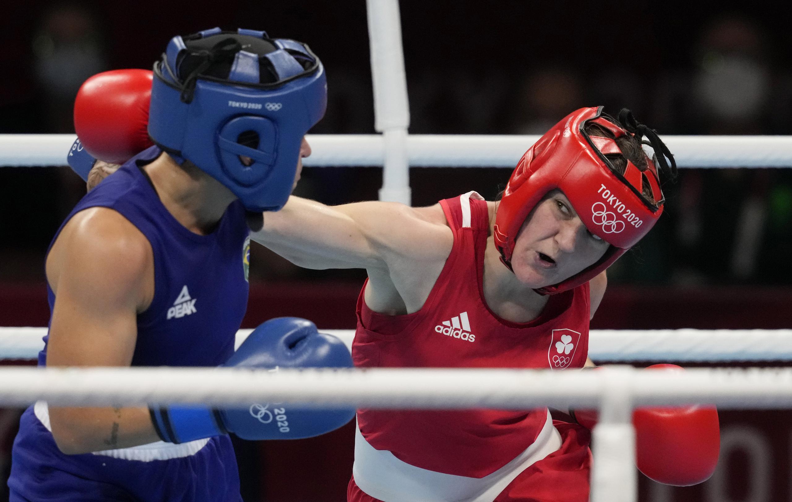 ARCHIVO - La brasileña Beatriz Ferreira (izquierda), recibe un golpe de la irlandesa Kellie Harrington durante la final de boxeo, división de 60 kilogramos, en los Juegos Olímpicos de Tokio, el 8 de agosto de 2021 (AP Foto/Themba Hadebe, archivo)