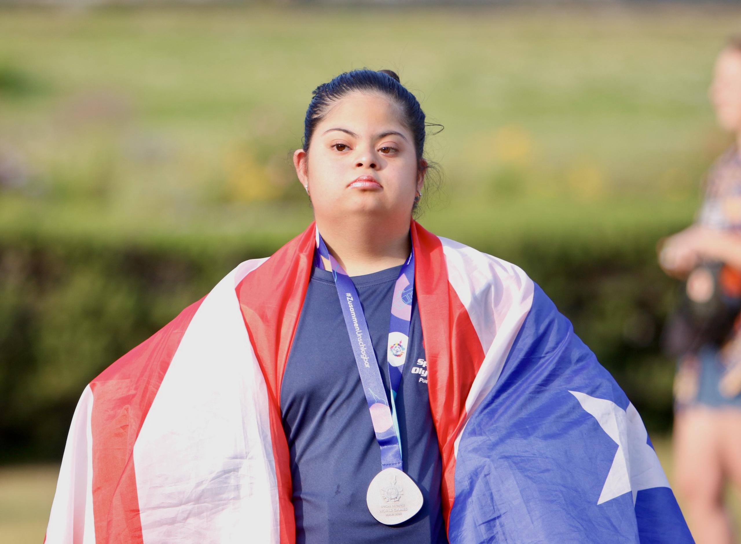 Sophía Plá aparece aquí con la medalla de plata que ganó en los Juegos Mundiales de Olimpiadas Especiales en Berlín en el verano del 2023.