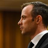 Pistorius esperará en arresto domiciliario pena de asesinato