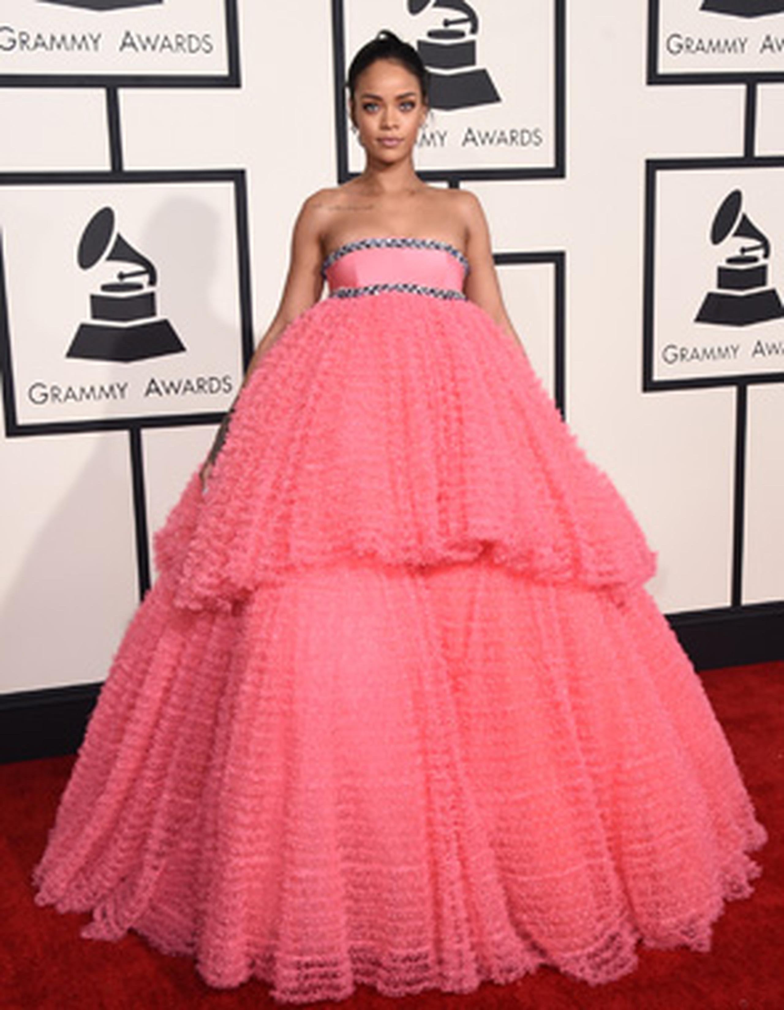 Rihanna llegó a la ceremonia con este traje de tono rosado. (AP)