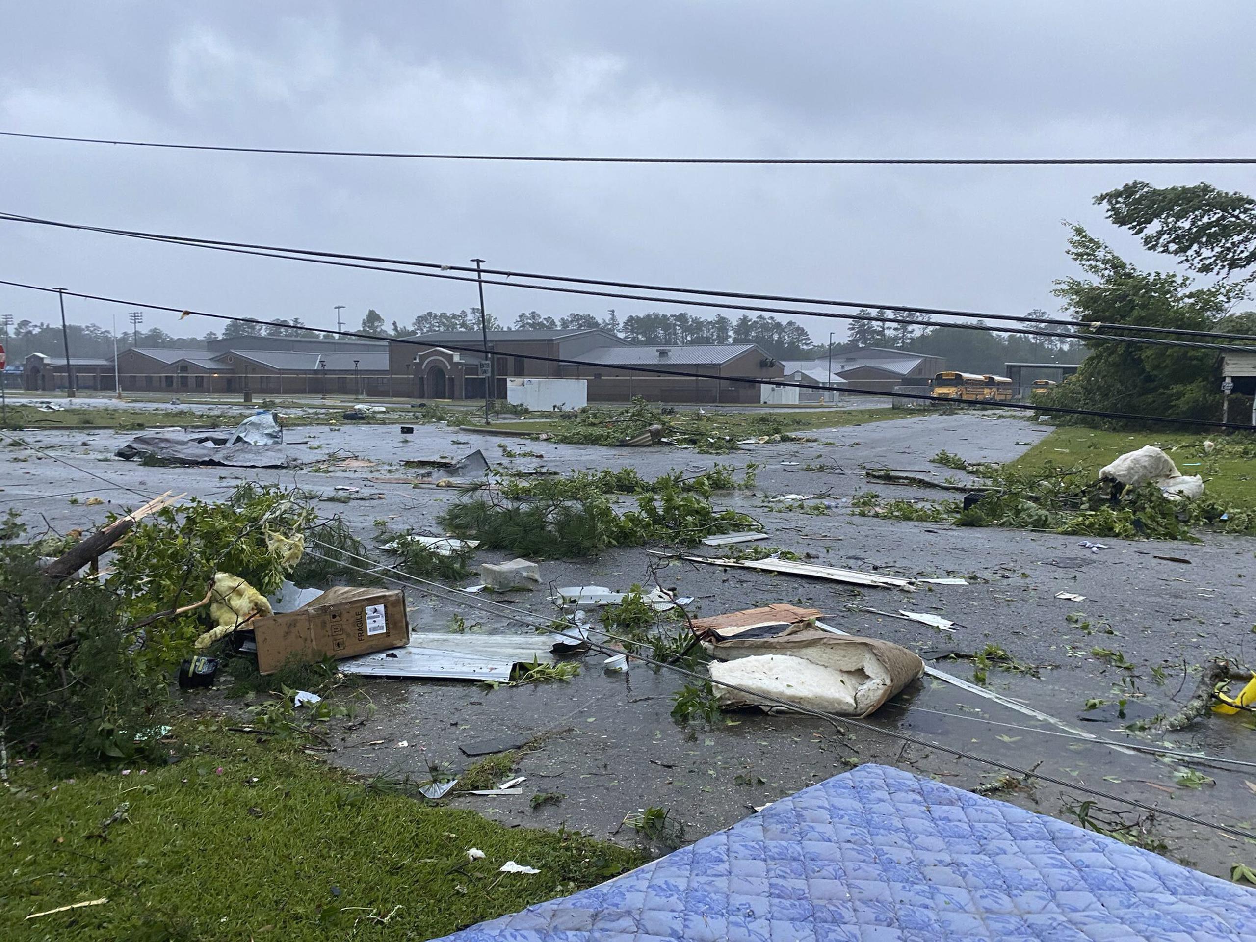Claudette tocó tierra en la costa norte del Golfo del México a primeras horas del sábado poco después de alcanzar la categoría de tormenta tropical y lo hizo con vientos de 45 millas por hora.