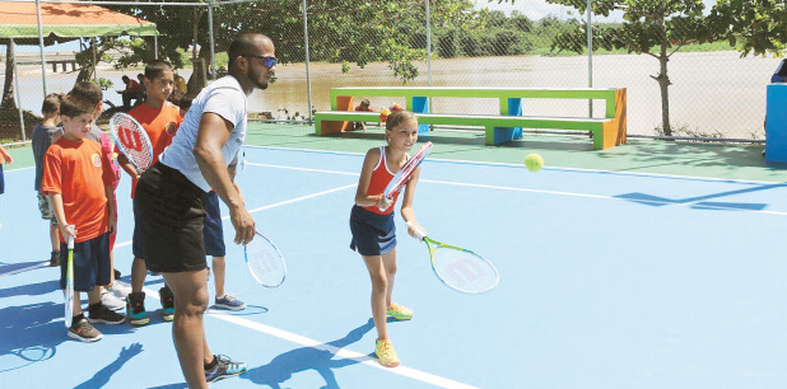 Los niños de entre seis y 12 años de edad practican el tenis cada sábado. (SUMINISTRADAS)