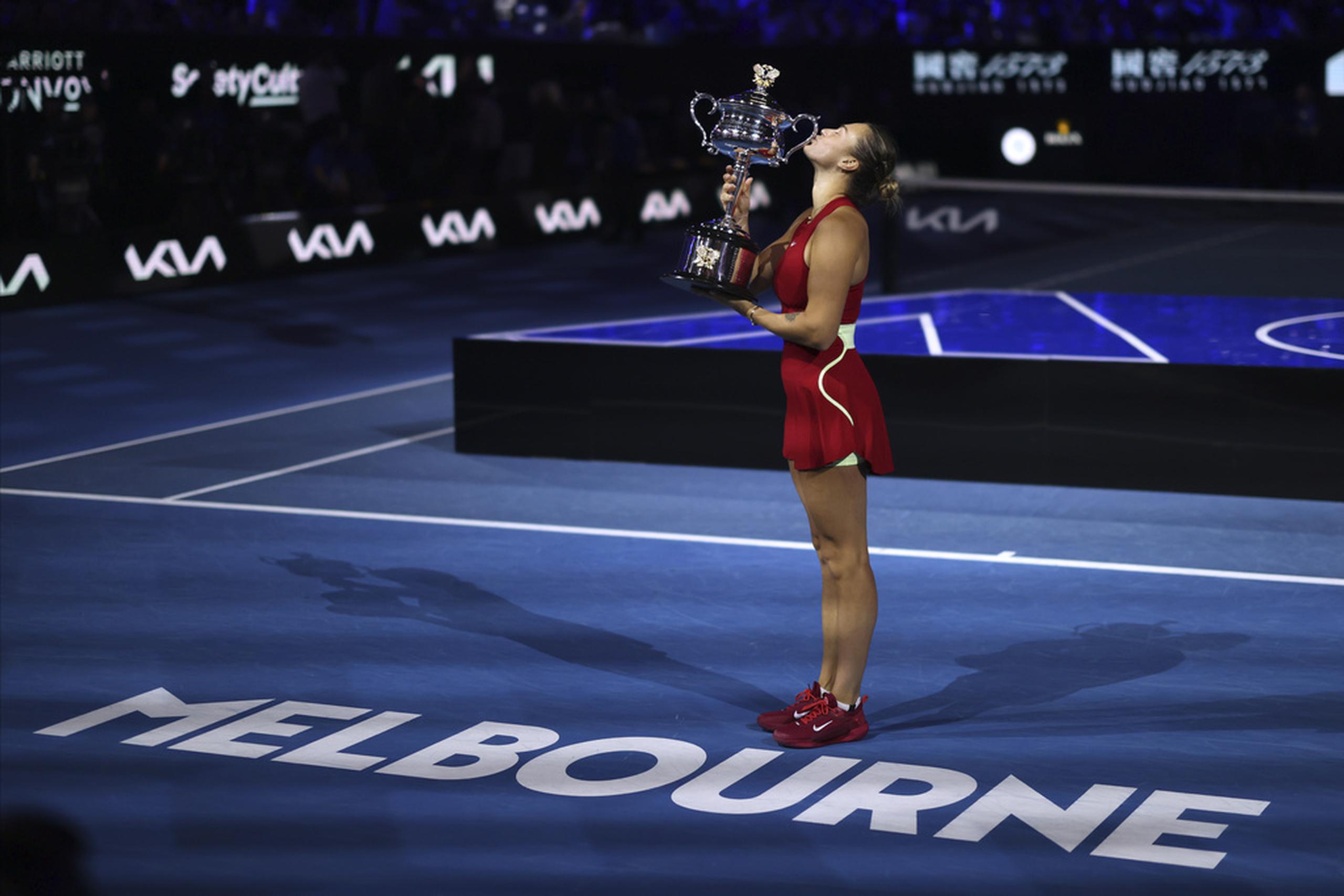 Aryna Sabalenka besa el segundo trofeo que obtiene en el Abierto de Australia.