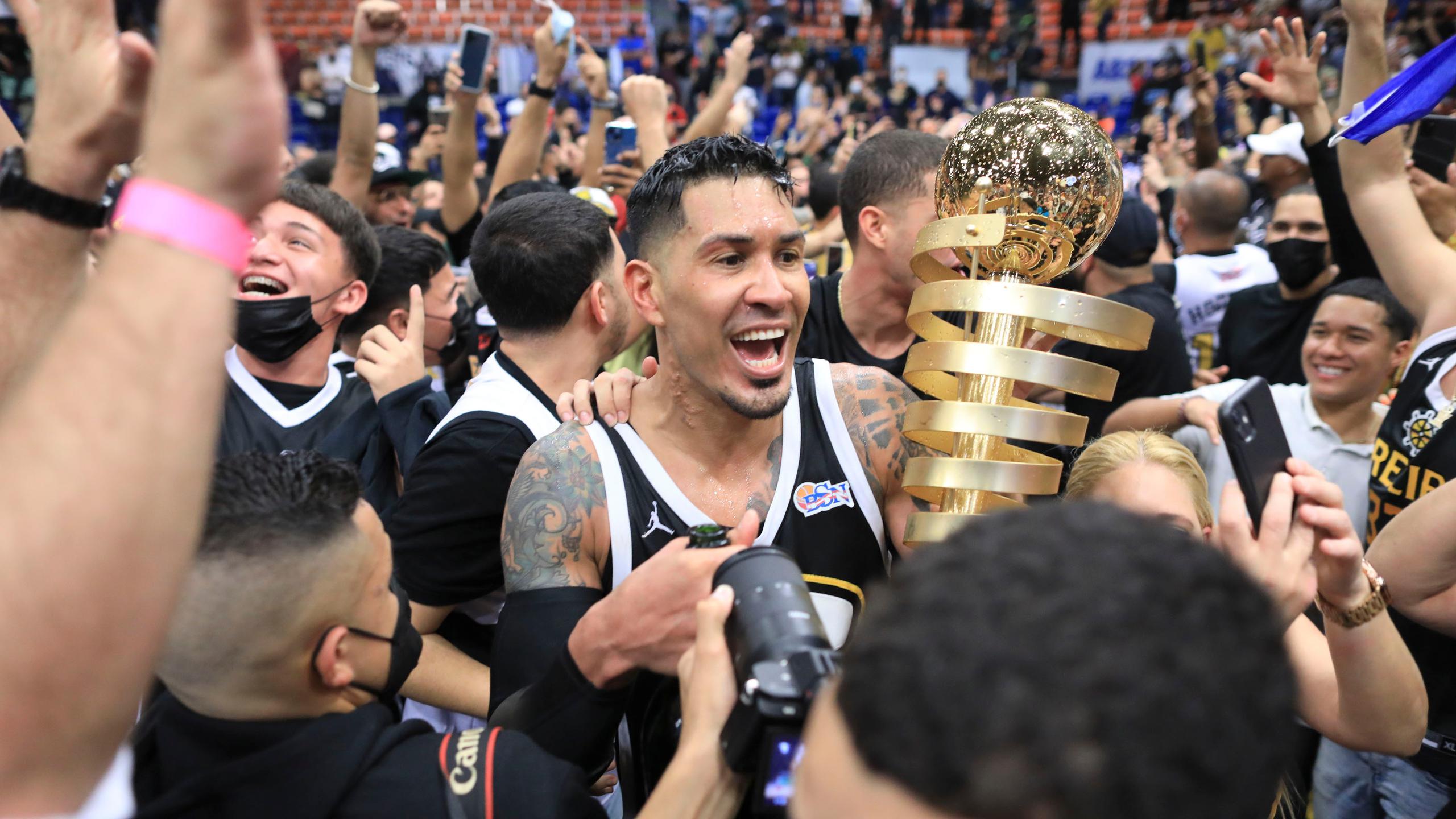 David Huertas y los Capitanes de Arecibo alzaron el trofeo que los confirma como campeones del Baloncesto Superior Nacional.