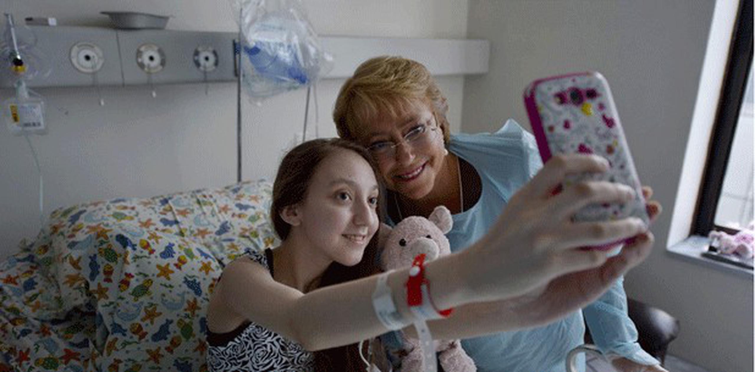 Lo conversado no transcendió a la prensa, pero sí se difundieron varias fotografías de la visita, entre ellas un "selfie" de Valentina con la presidenta, en la cual ambas aparecen sonrientes junto a un oso de peluche. (AP)
