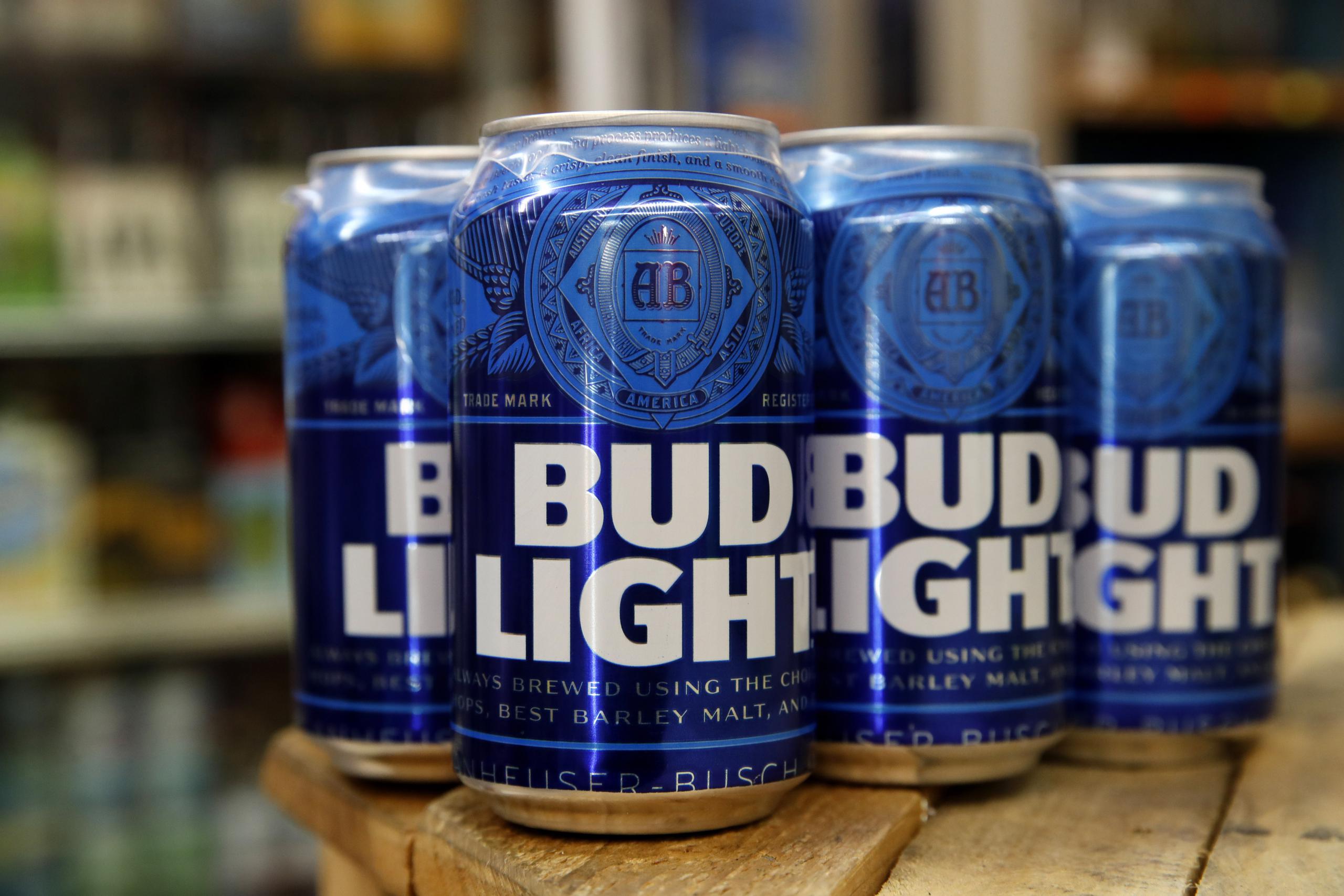 La alianza entre la cerveza Bud Light y Dylan Mulvaney, quien tiene más de 10.8 millones de seguidores en redes sociales, llegó a internet el 1 de abril.