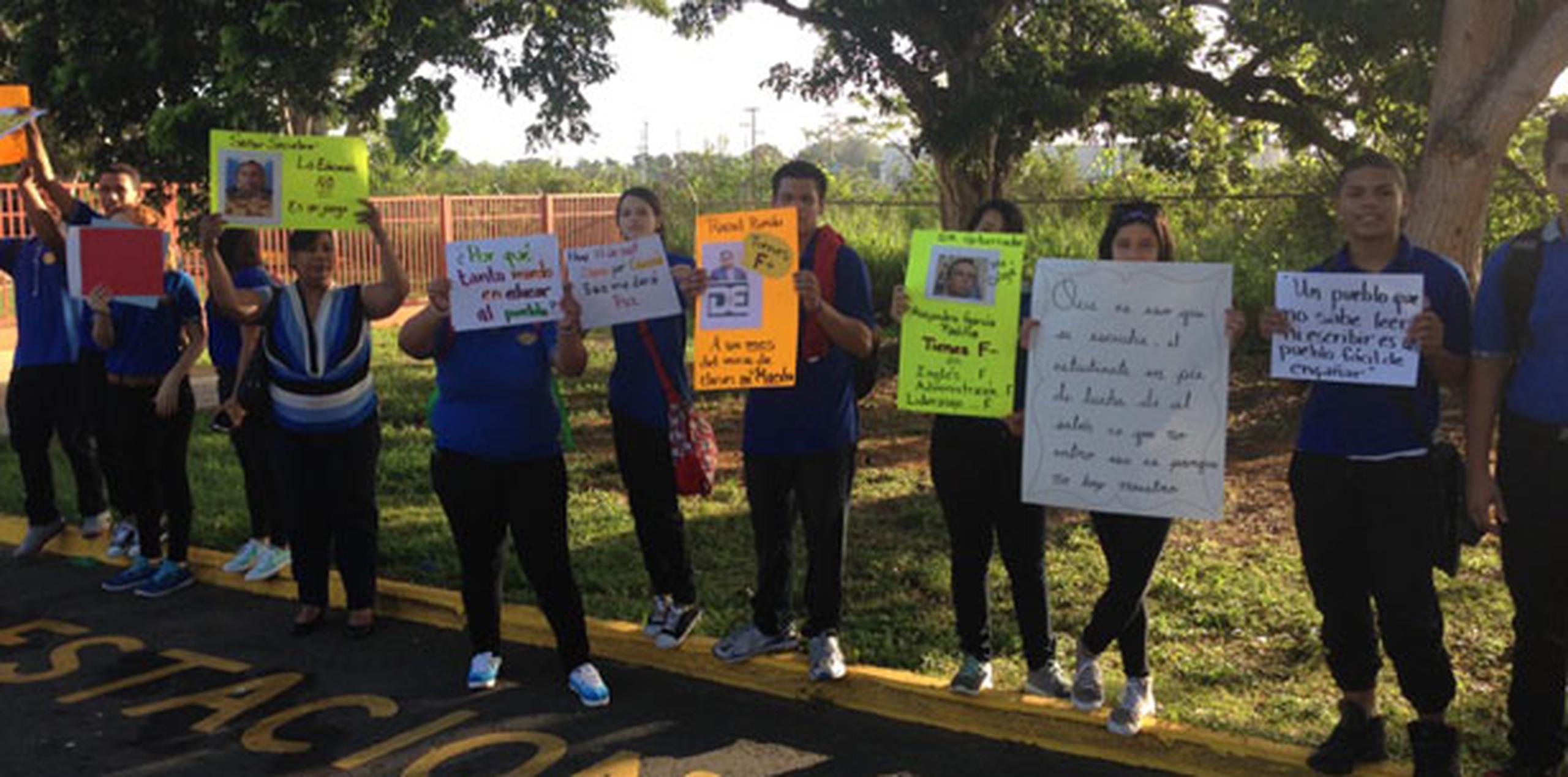 La escuela ubica en la carretera PR-2 Km 112 del barrio Mora, donde con pancartas y altavoces la comunidad escolar ejerció su derecho de expresión para reclamar la educación que merecen.  (Suministrada)
